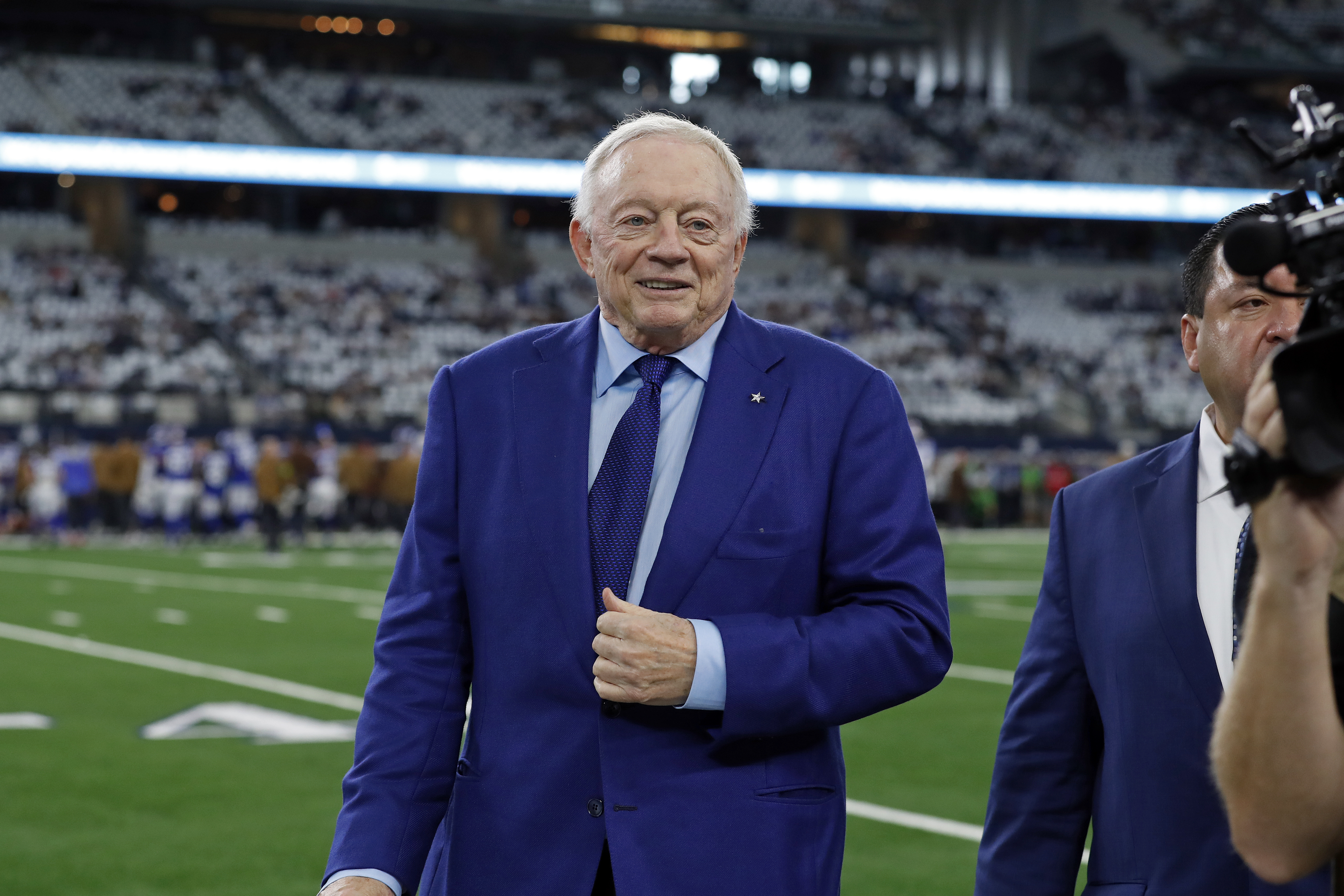 Cowboys' Jerry Jones greets Longhorns' Steve Sarkisian in Austin ahead of  Texas-Texas Tech