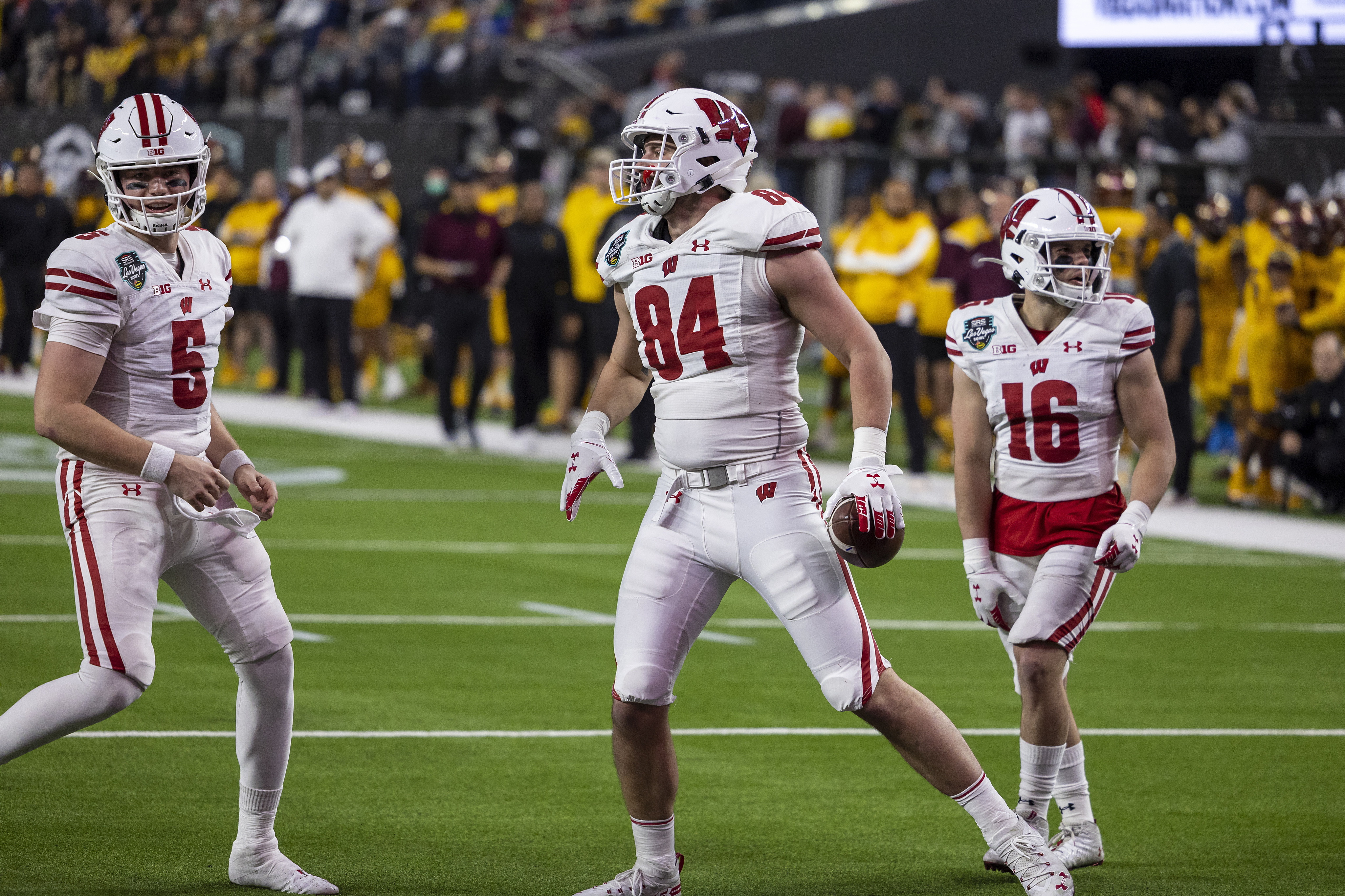 2022 NFL Draft: Dallas Cowboys take Wisconsin Badgers TE Jake