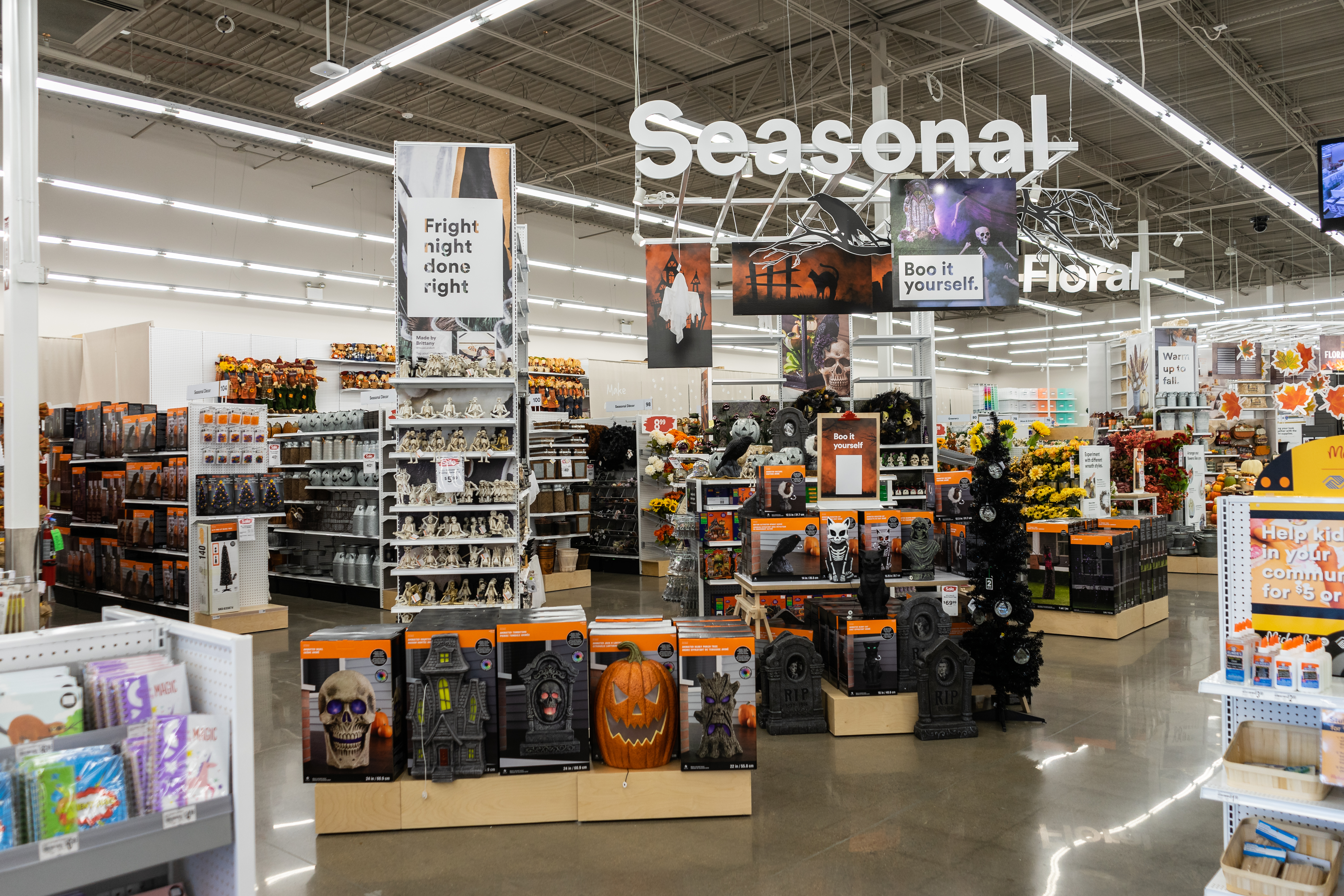 52 Michaels Craft Store Locations Stock Photos and High-res Pictures