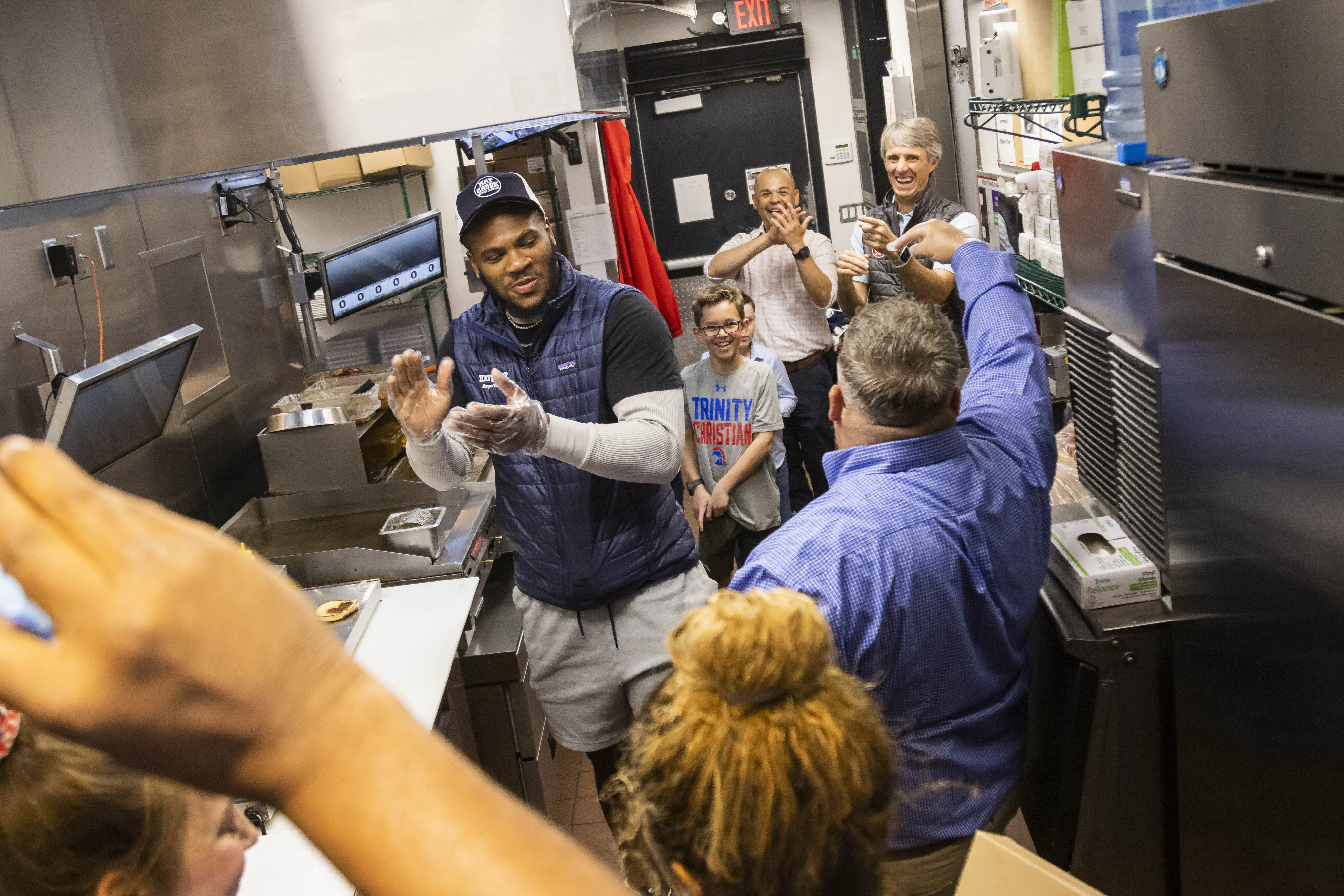 Micah burger! Dallas Cowboys' star Parsons lends hand at Hat Creek Burger  Company