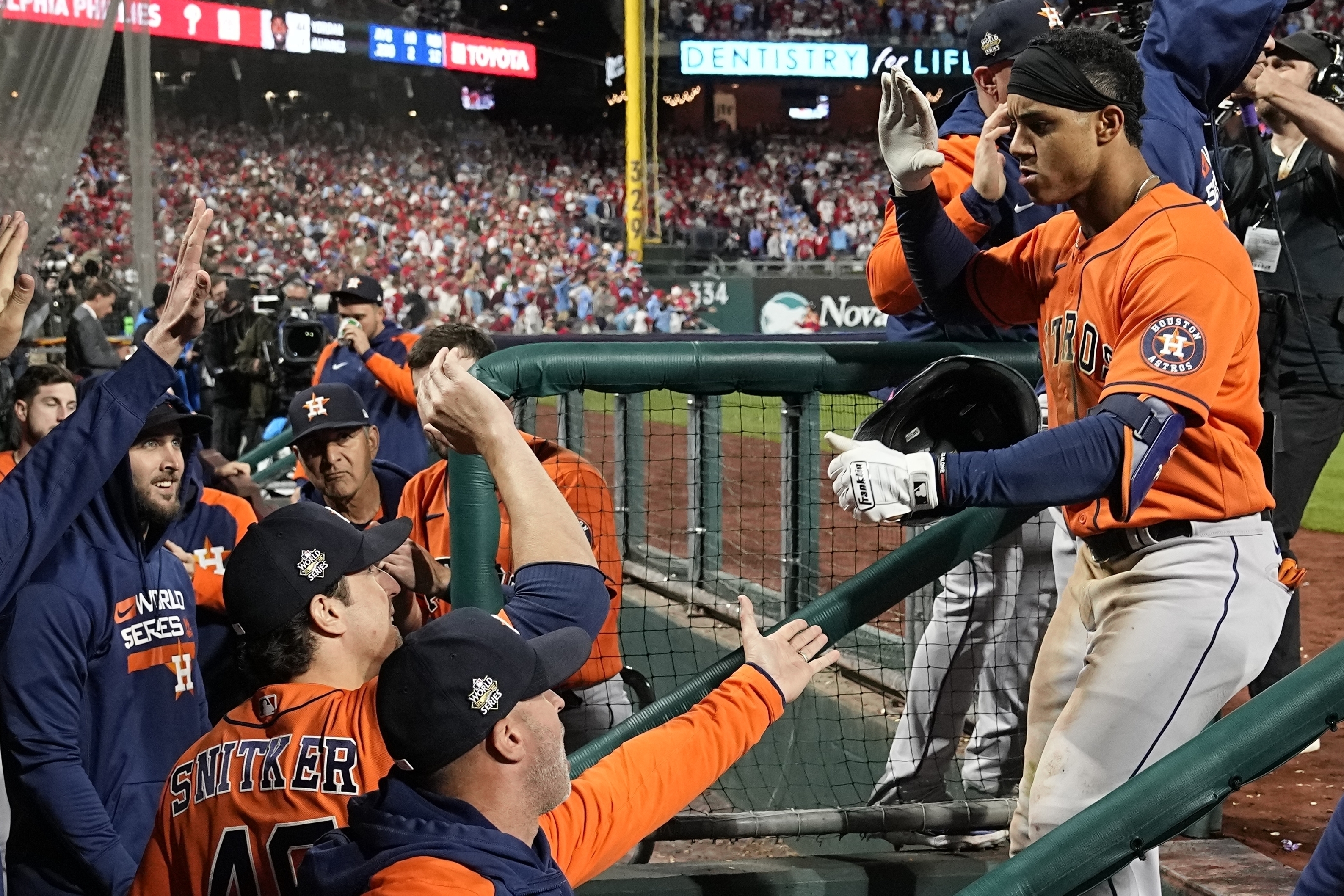 Houston Astros meten 5 carreras en una entrada y toman ventaja