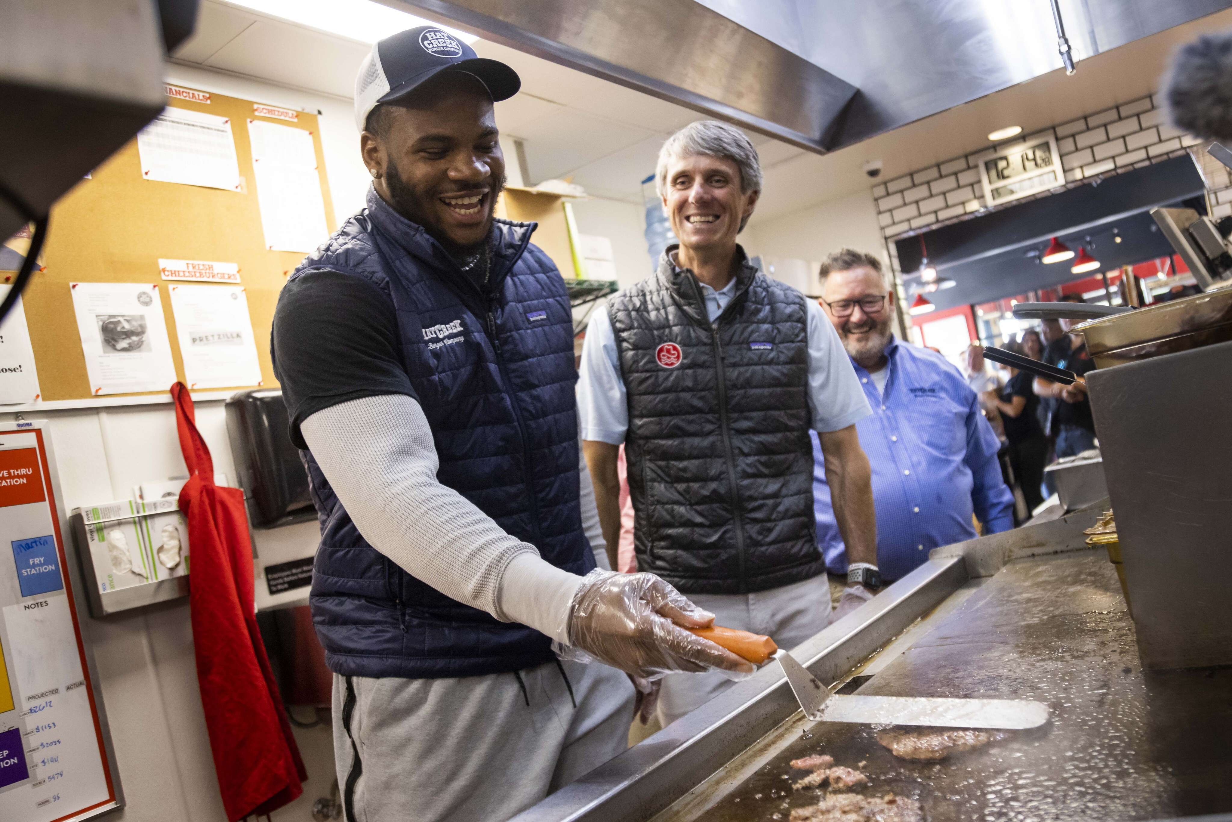 Micah burger! Dallas Cowboys' star Parsons lends hand at Hat Creek Burger  Company