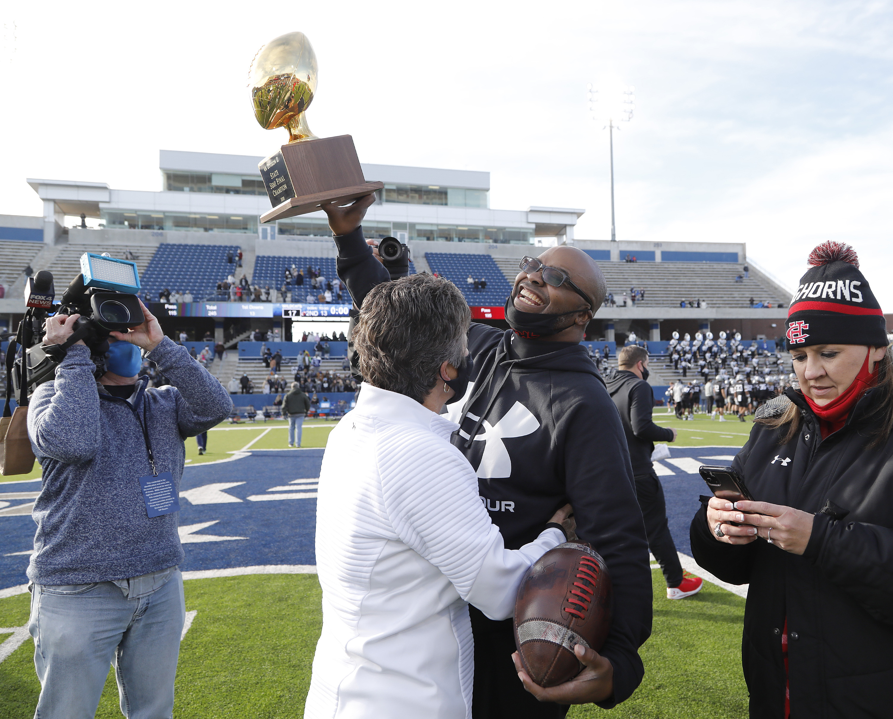 Pearland, Dickinson meet in bi-district football playoff game