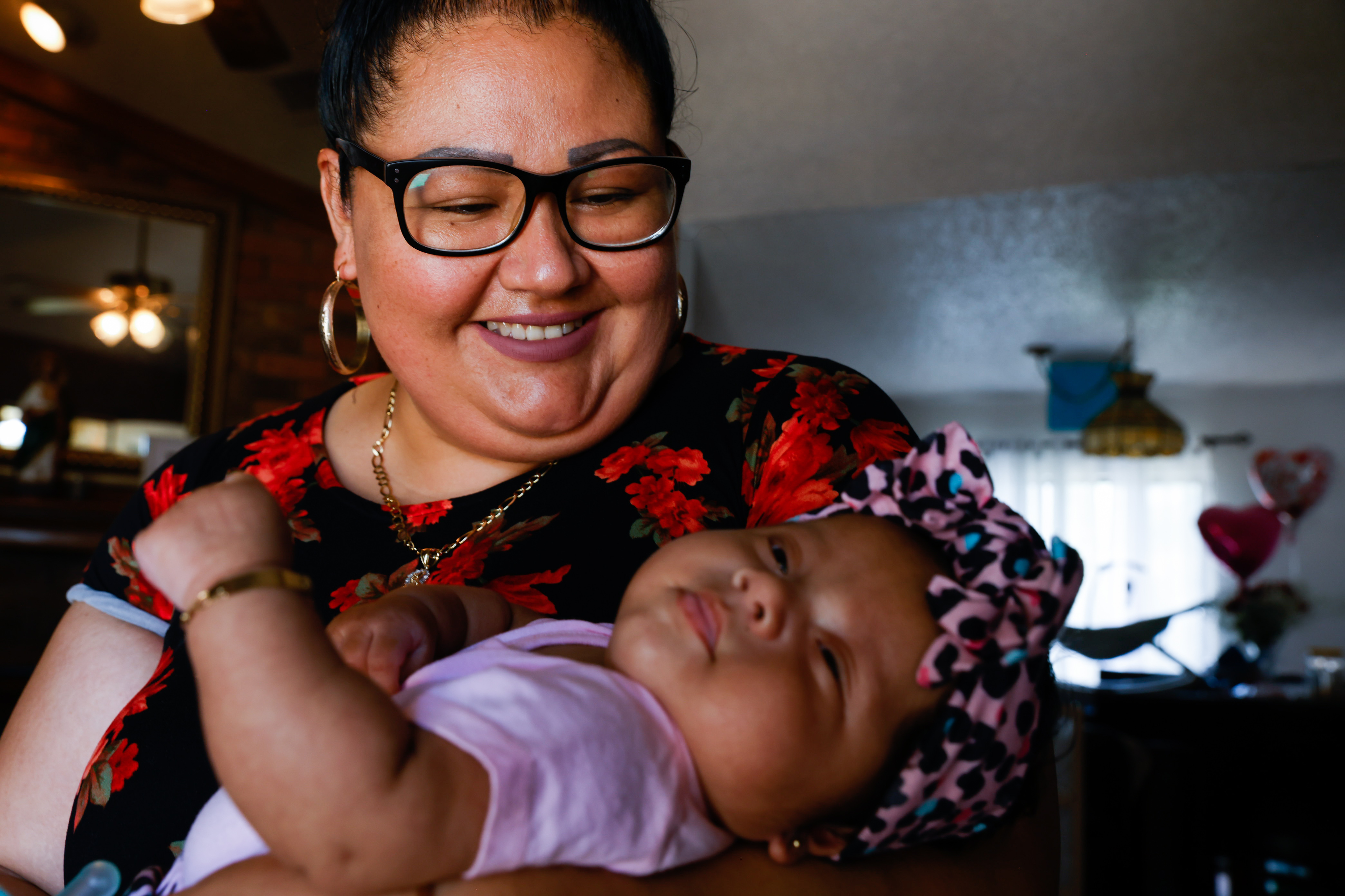 Madres latinas cuentan qué hacen ante la escasez de fórmula para bebés