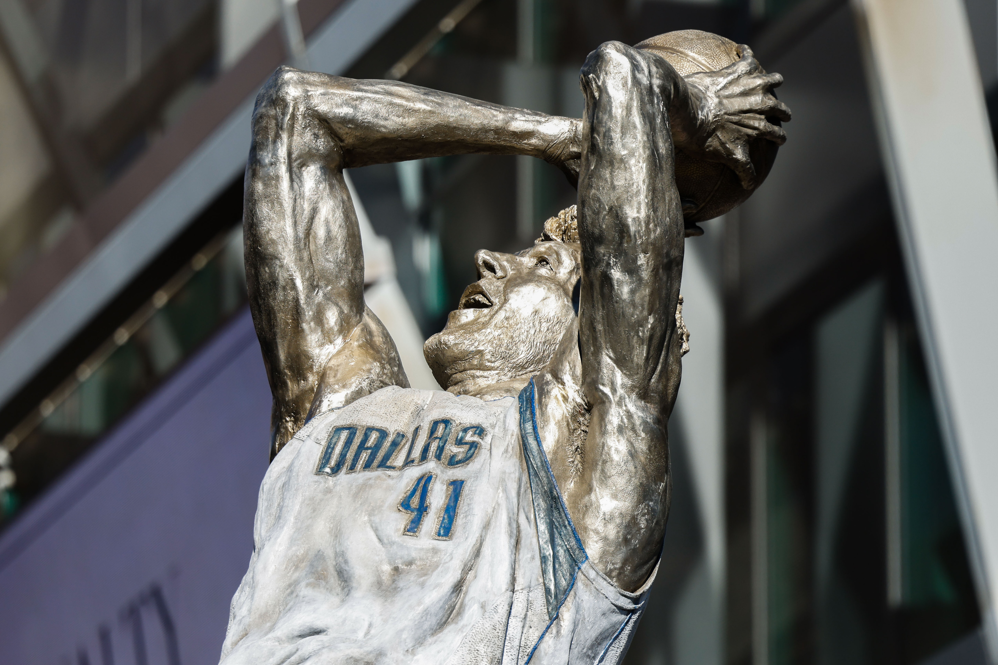 Dirk Nowitzki statue unveiled by Mavericks, Mark Cuban on Christmas Day