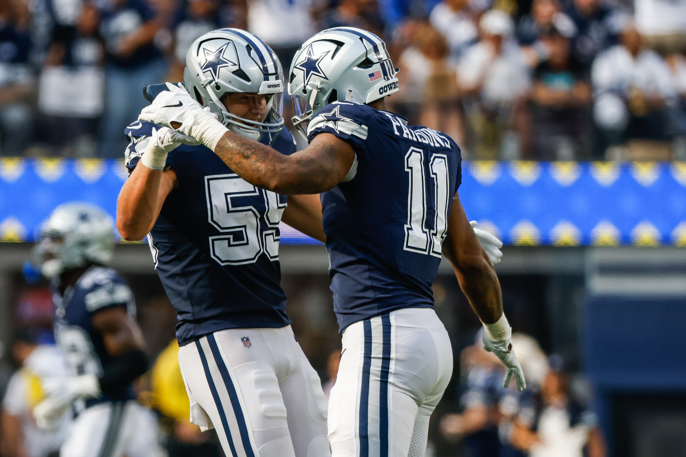 Cowboys star Micah Parsons wearing club on injured hand vs Titans