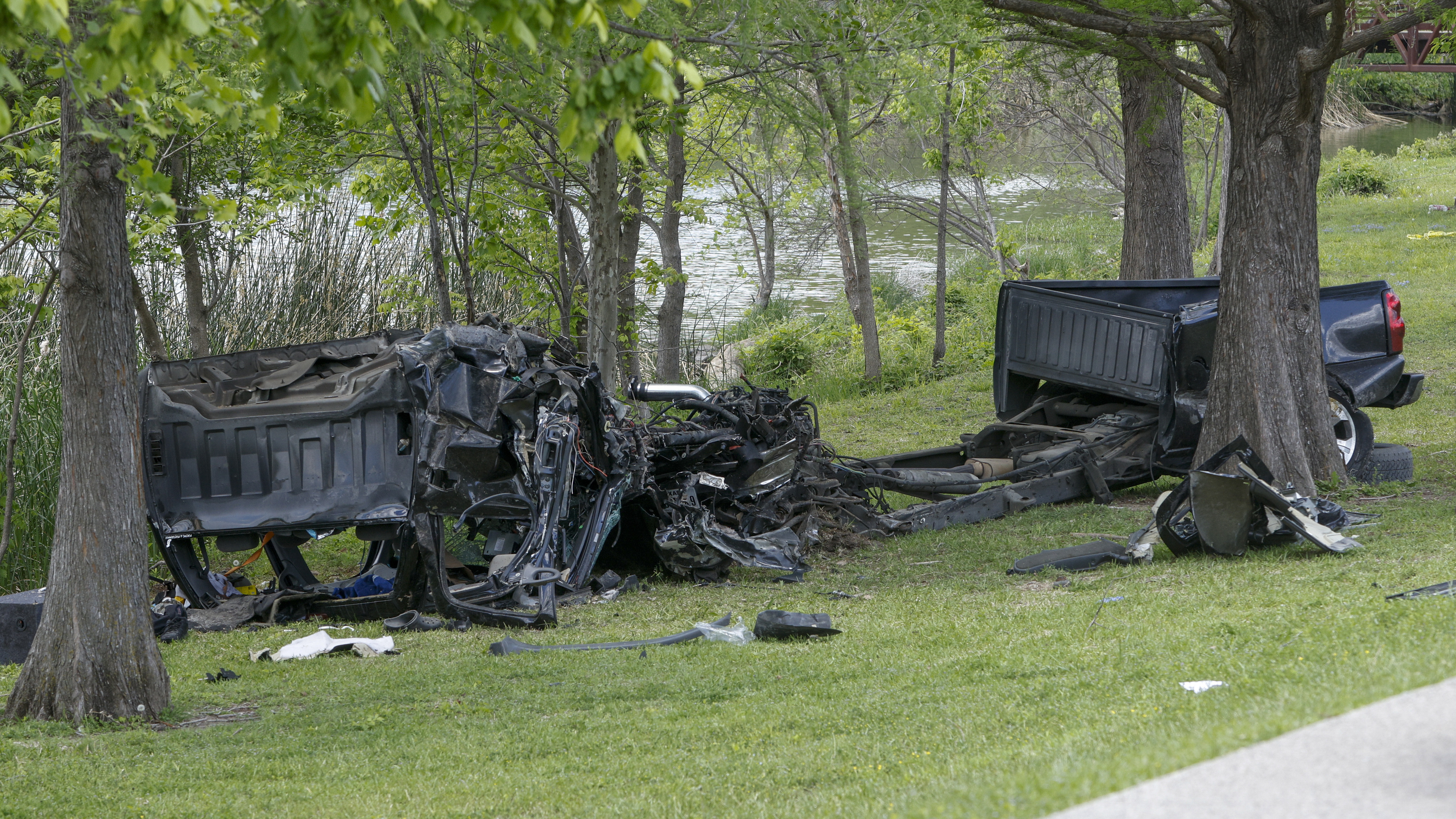 Houston crash: 1 dead, 1 injured after car crashes into tree on S