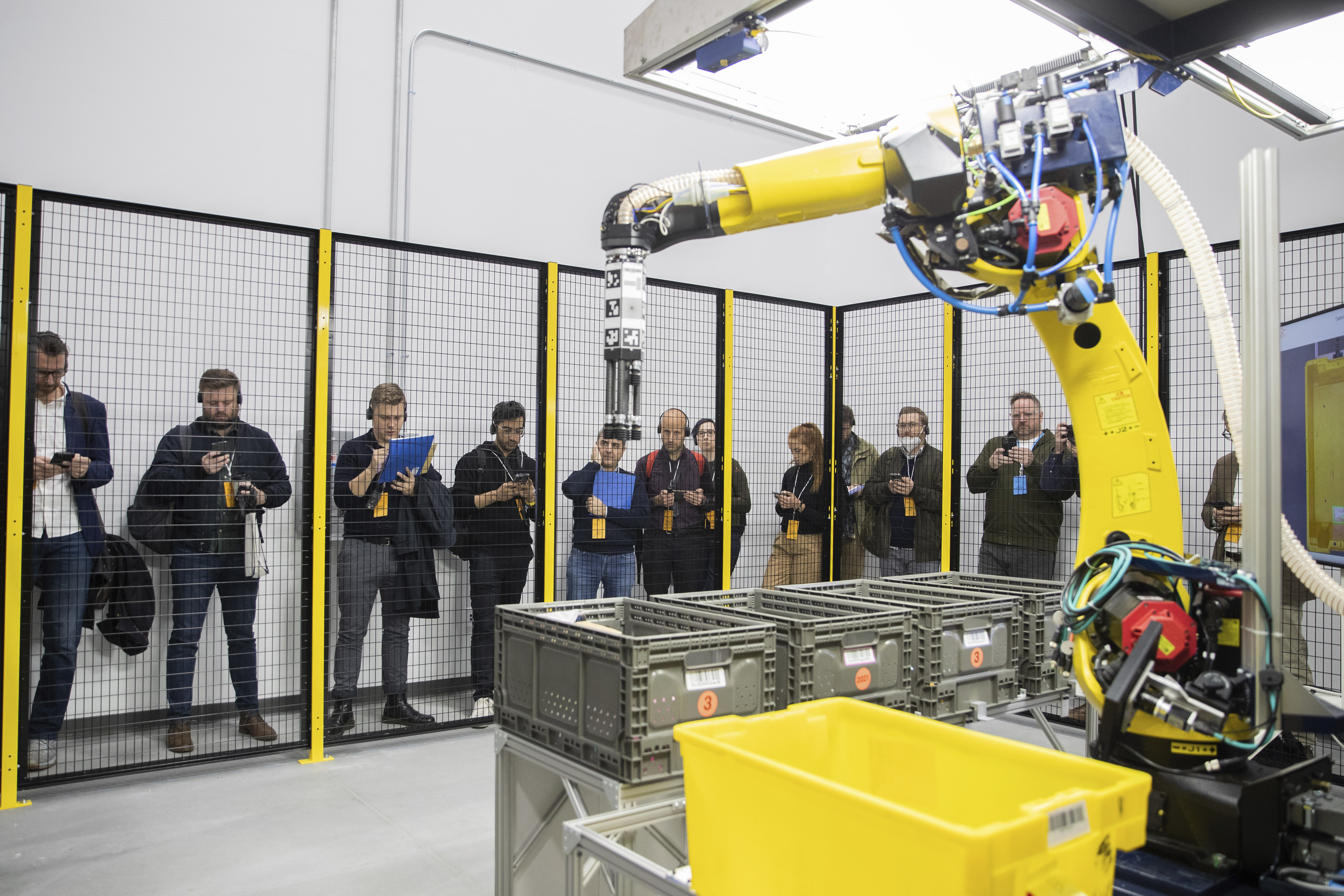 Humanoid robot tested at Spanx warehouse, United States. News story in  Forkliftaction News