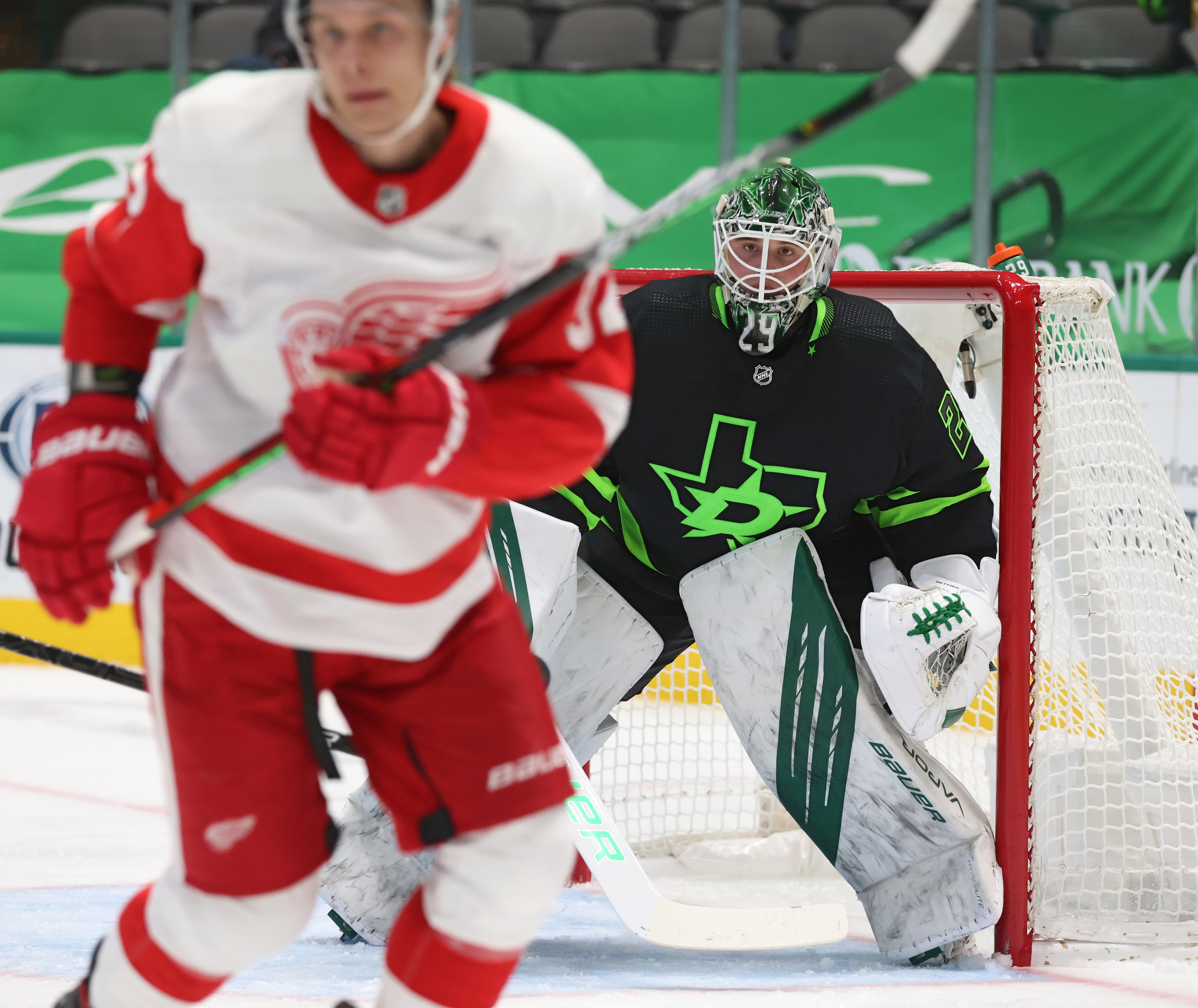Stars' goalie Jake Oettinger discusses new contract extension, ranks hockey  movies