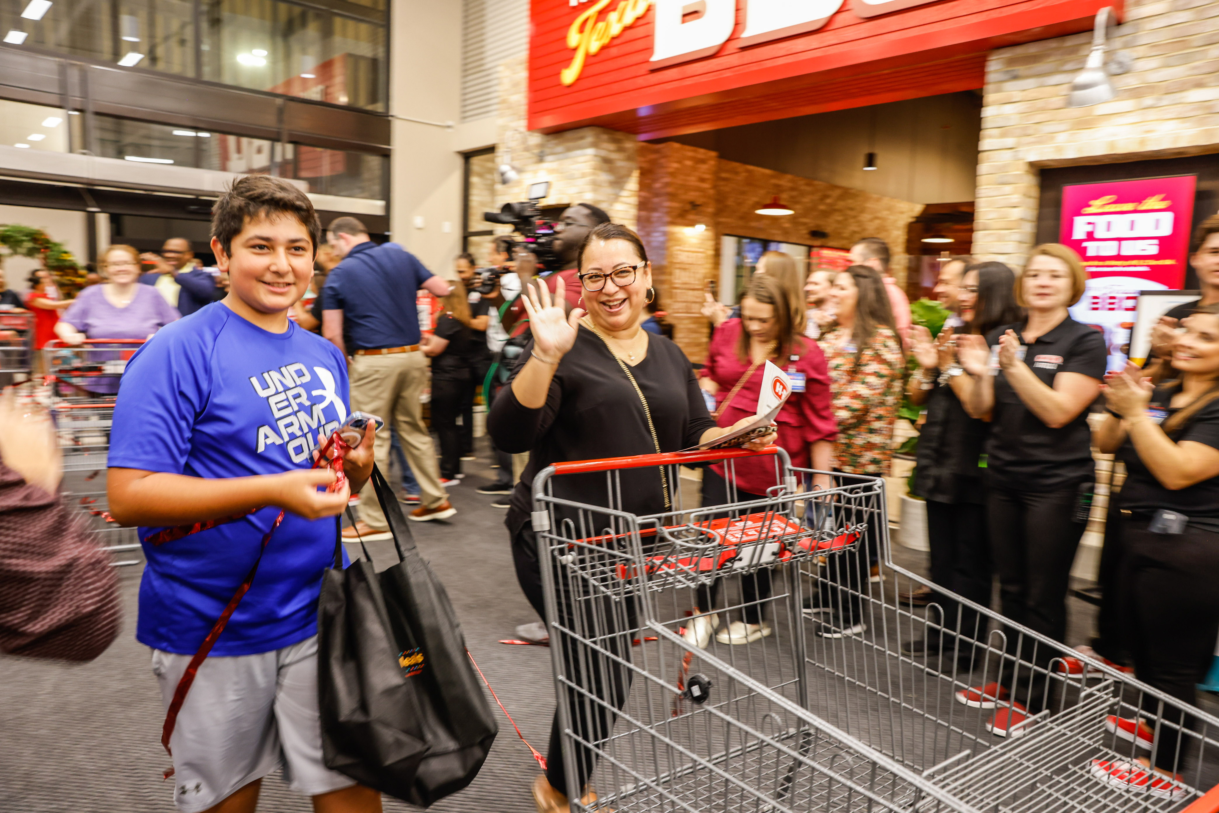 H-E-B shoppers wait in line for Frisco store's opening