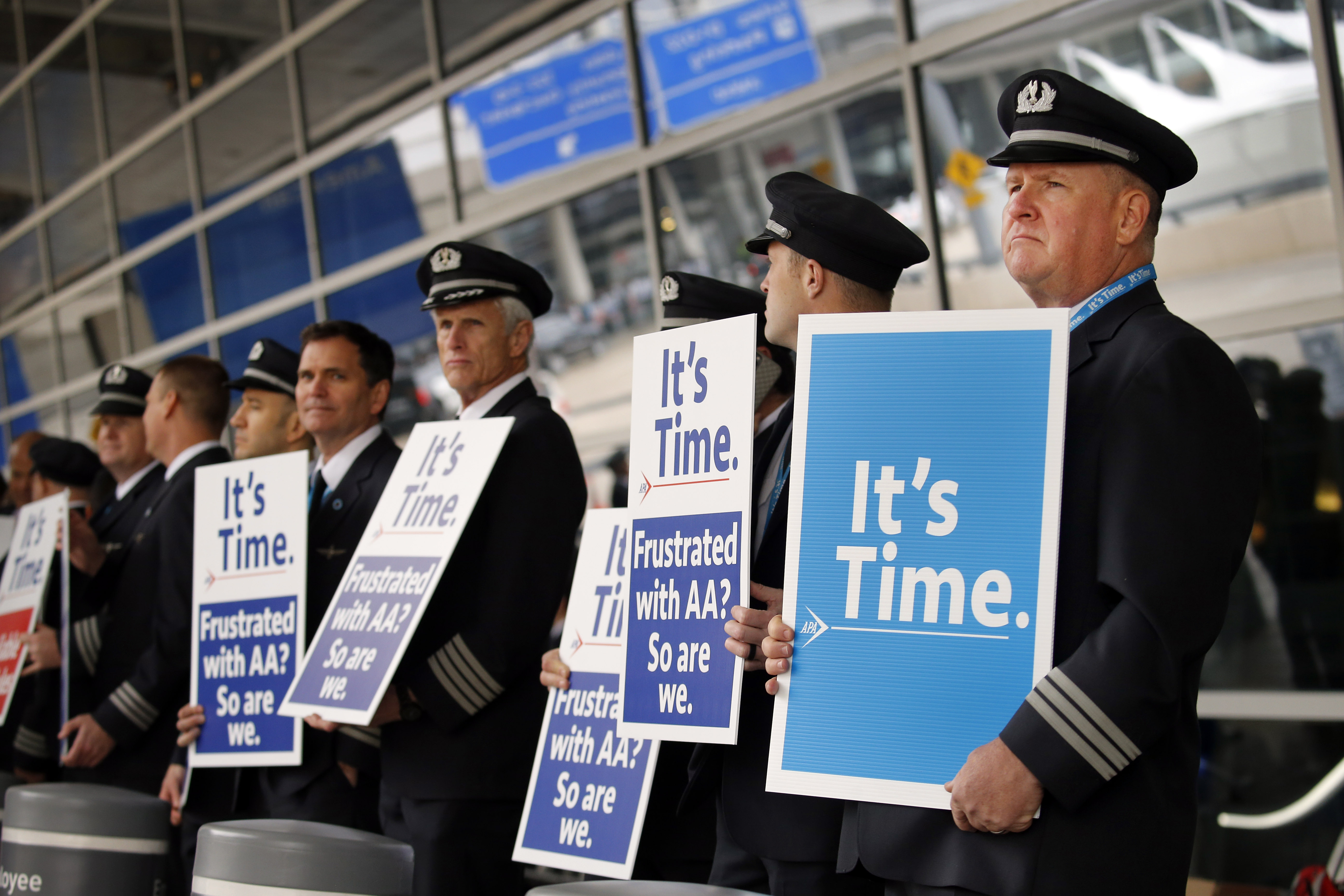 American Airlines pilots plan to picket 