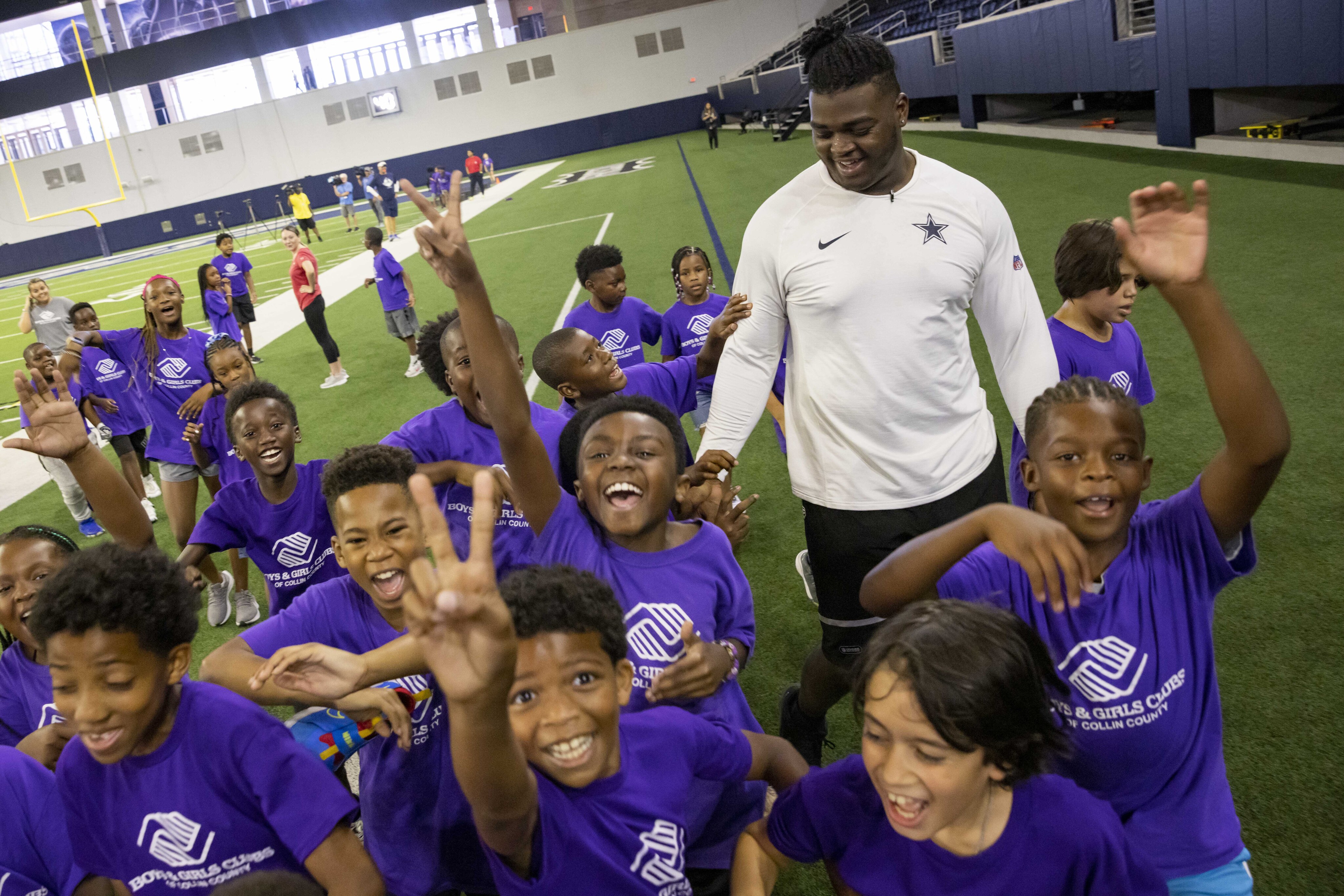 Cowboys' Tyler Smith hosts free youth football camp