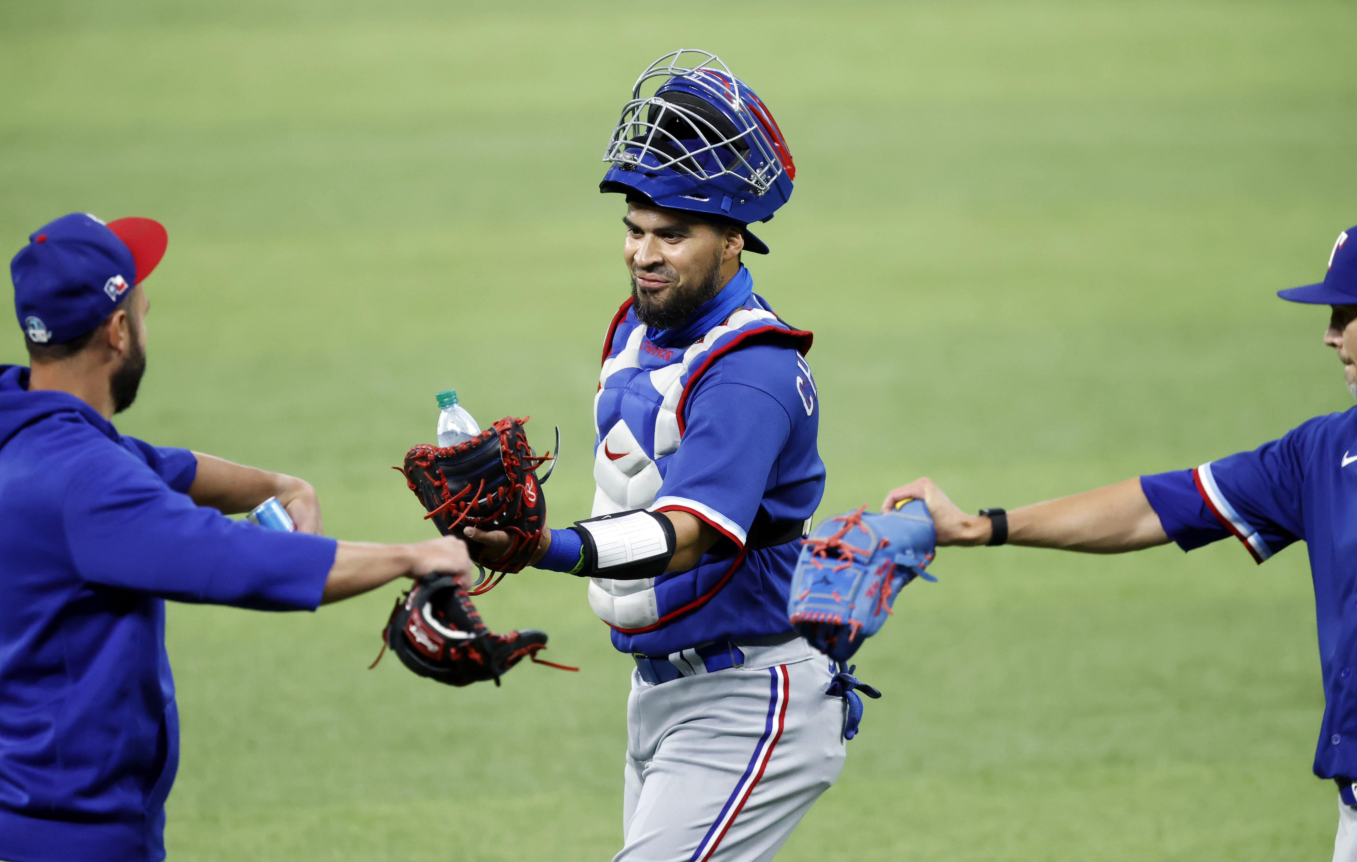 Texas Rangers' Robinson Chirinos hurt, Jose Trevino recalled