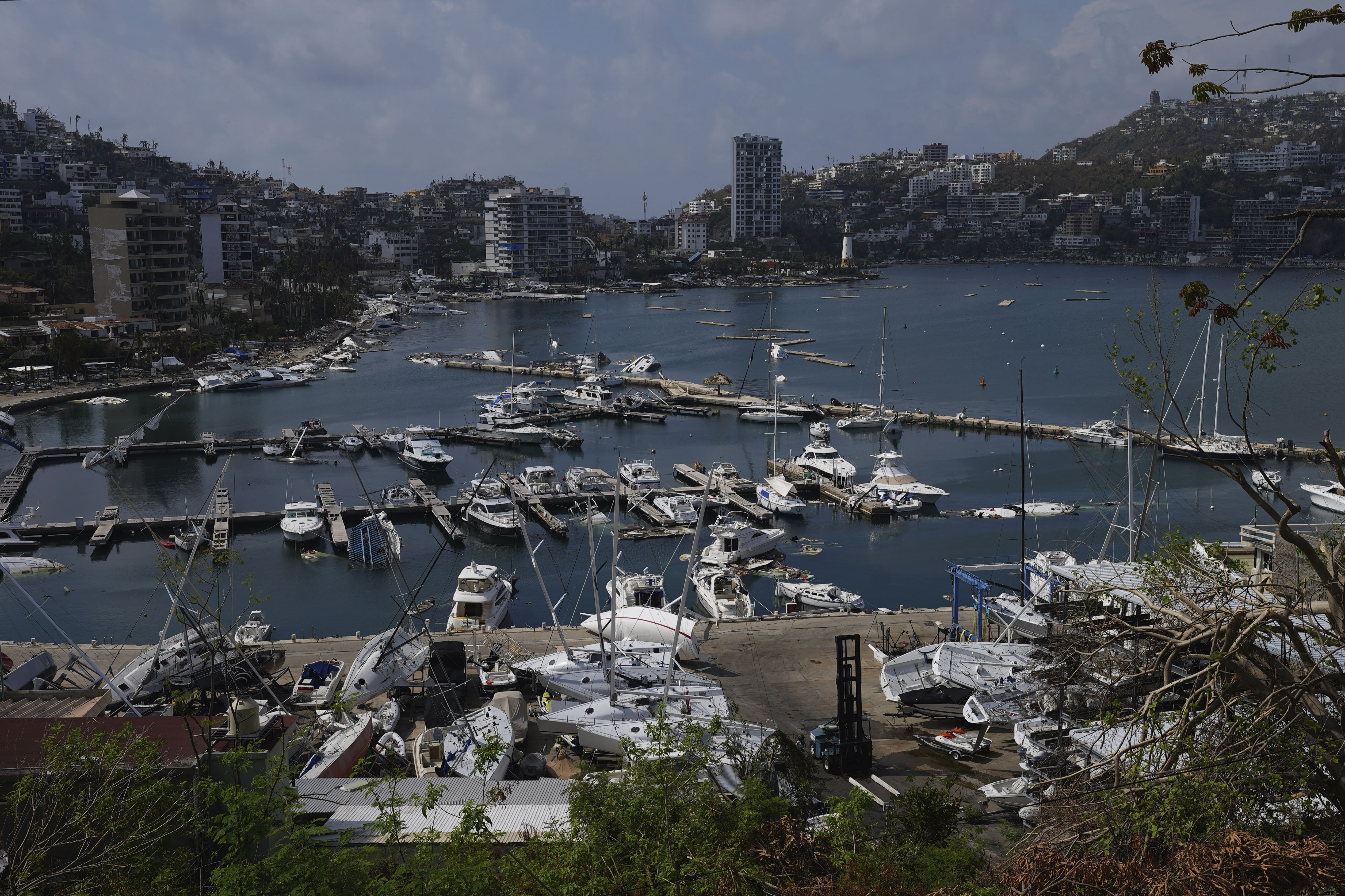 Acapulco: Hay pocos turistas tras el paso del huracán Otis; reconstrucción  avanza lento