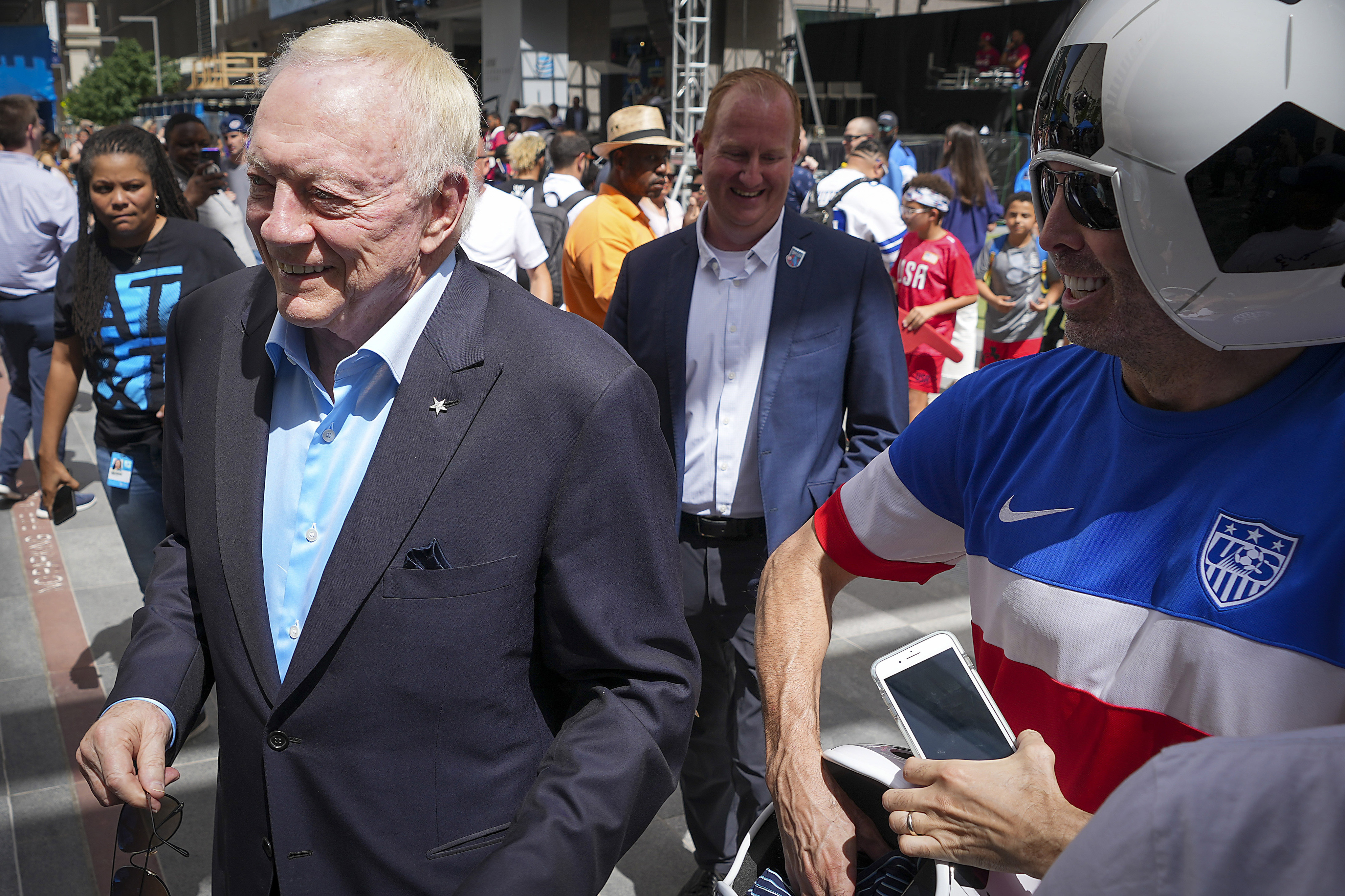 FIFA delegation visits AT&T Stadium to offer insight on World Cup