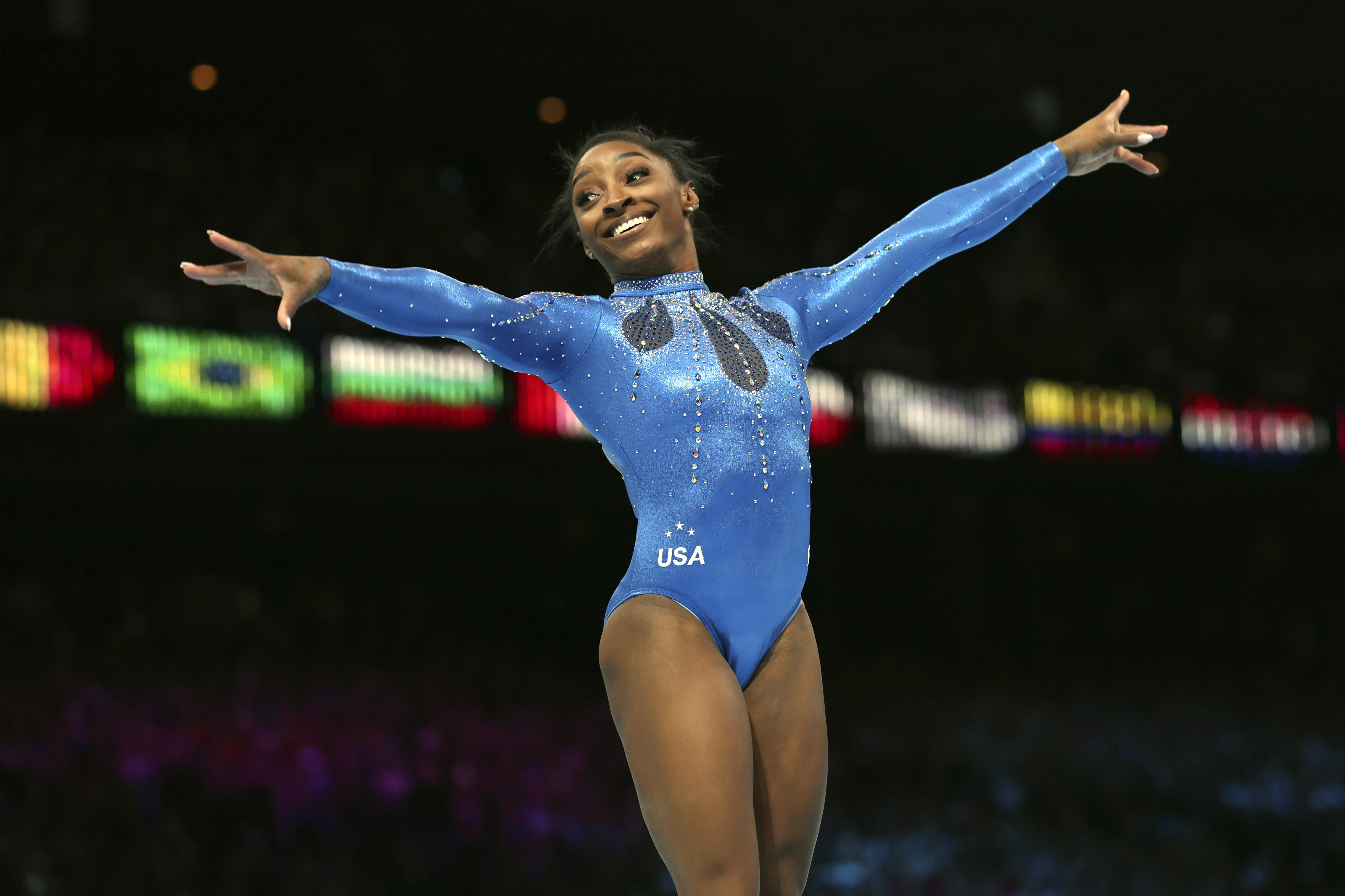 Simone Biles leads U.S. women to record 7th straight team title at