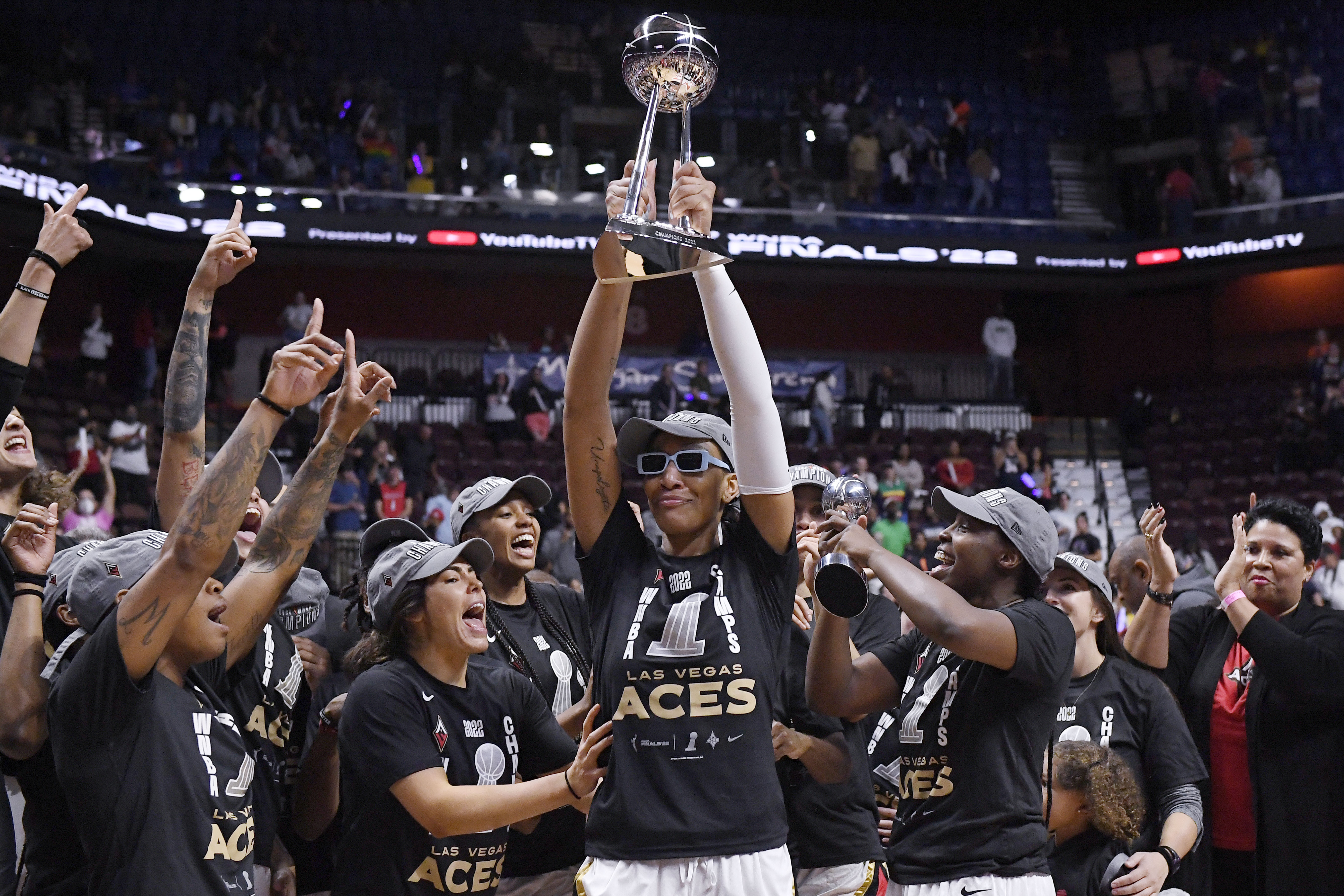 Harris praises 2022 WNBA champion Las Vegas Aces for 'grit and  determination' on and off court