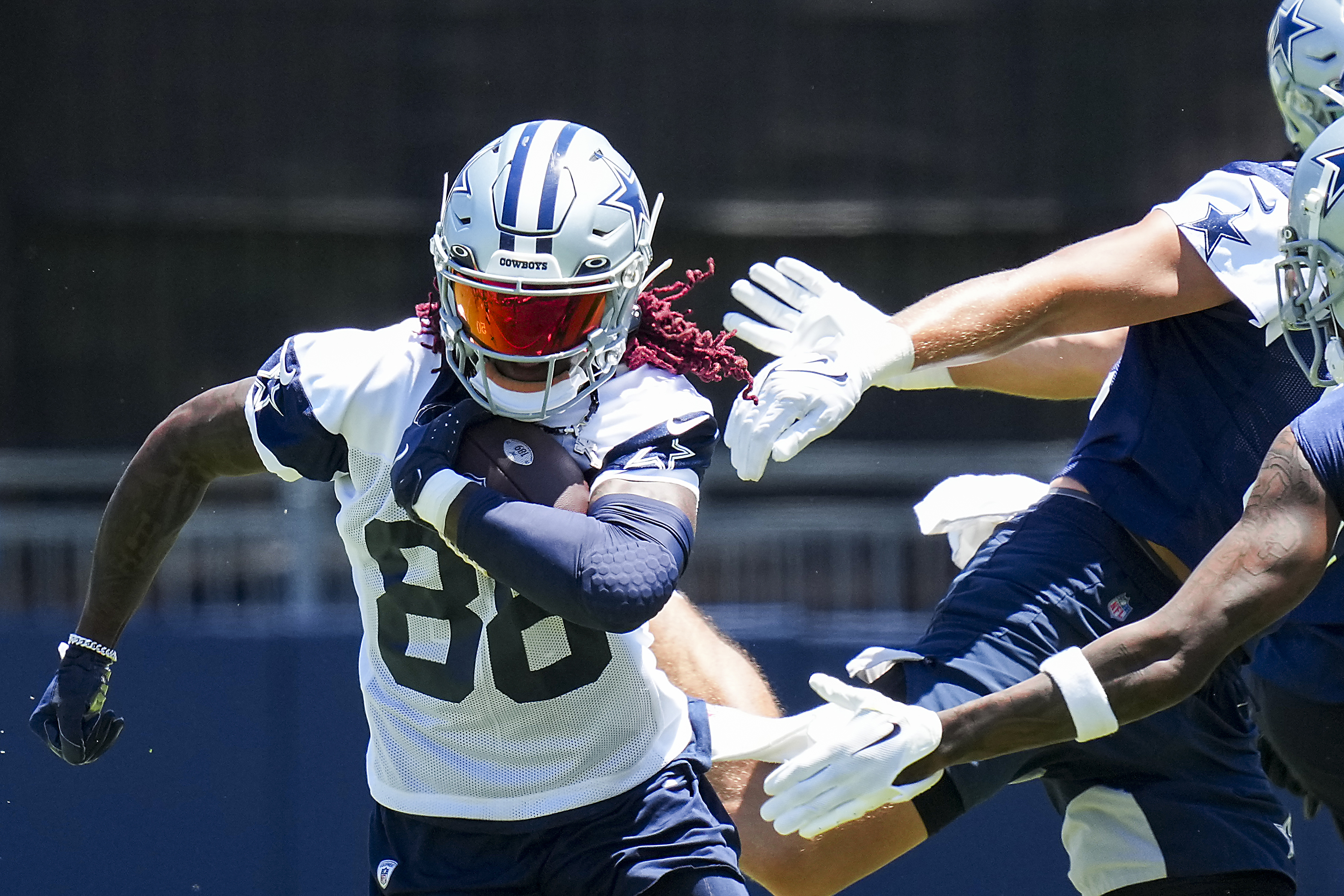 Cowboys' Jerry Jones practices Super Bowl celebration at opening ceremony  of training camp