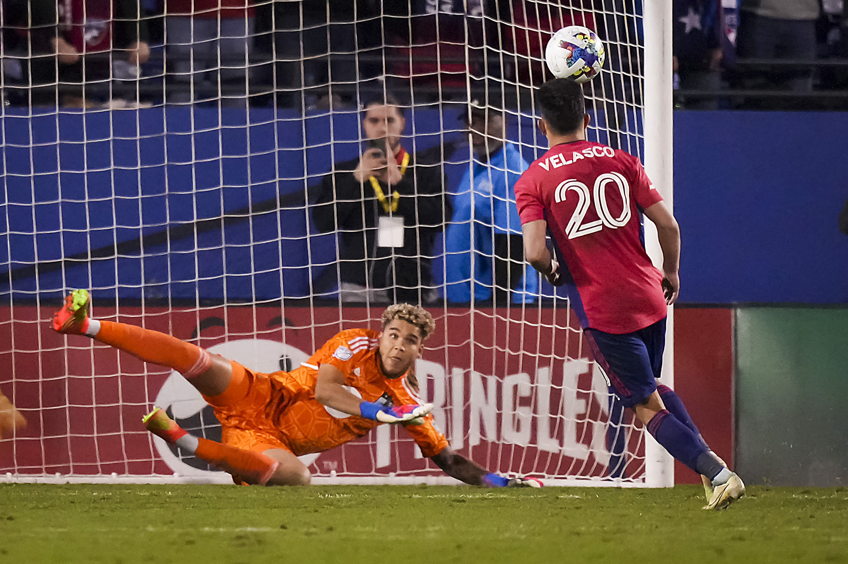 Velasco panenka penalty kick sends FC Dallas to 2nd round