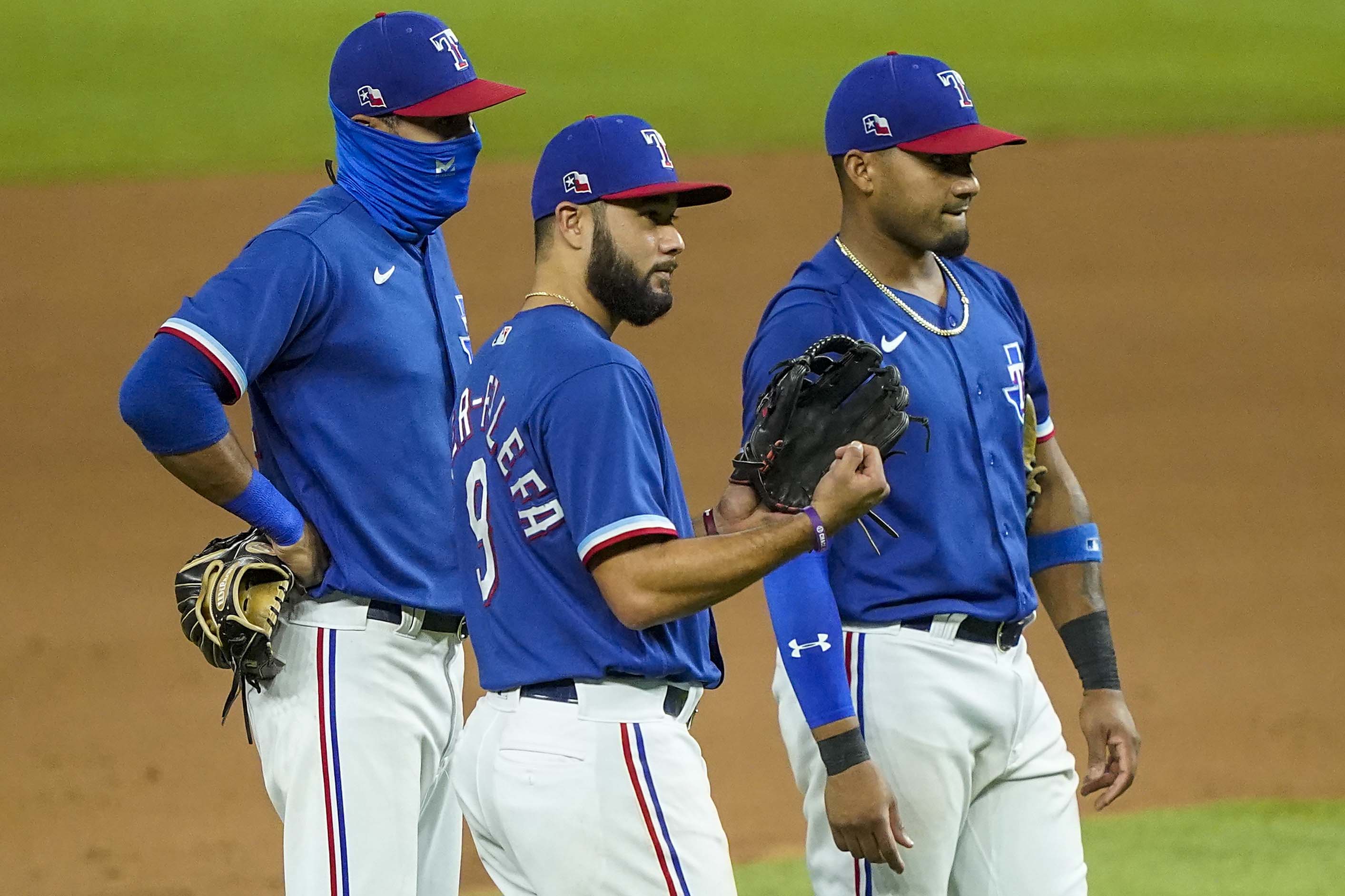 Ex-Rangers star Ian Kinsler wears Israel jersey for ALCS Game 3 first pitch