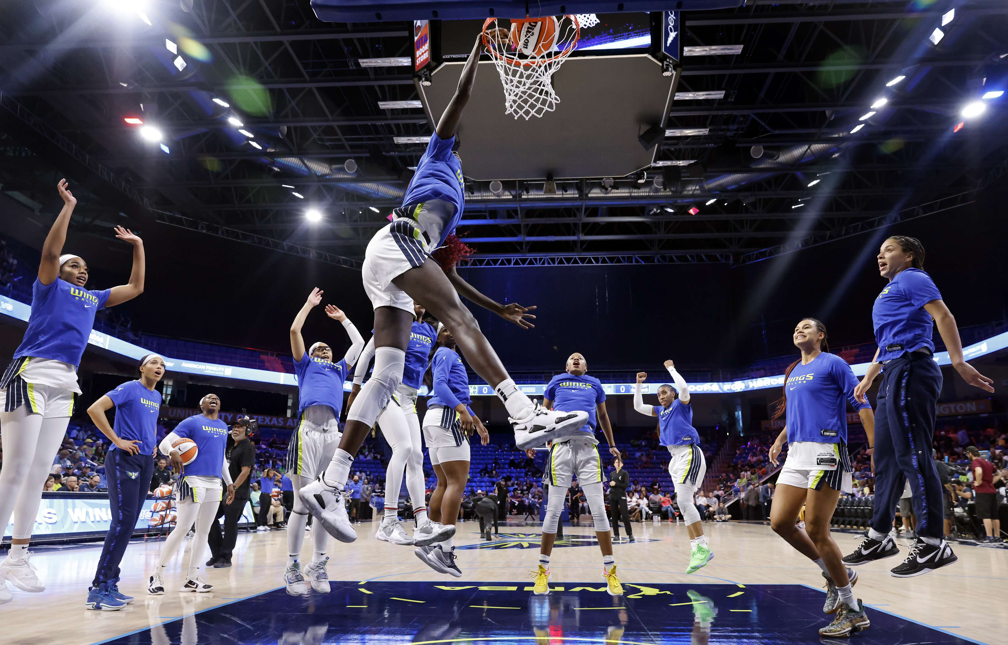 wnba players dunking