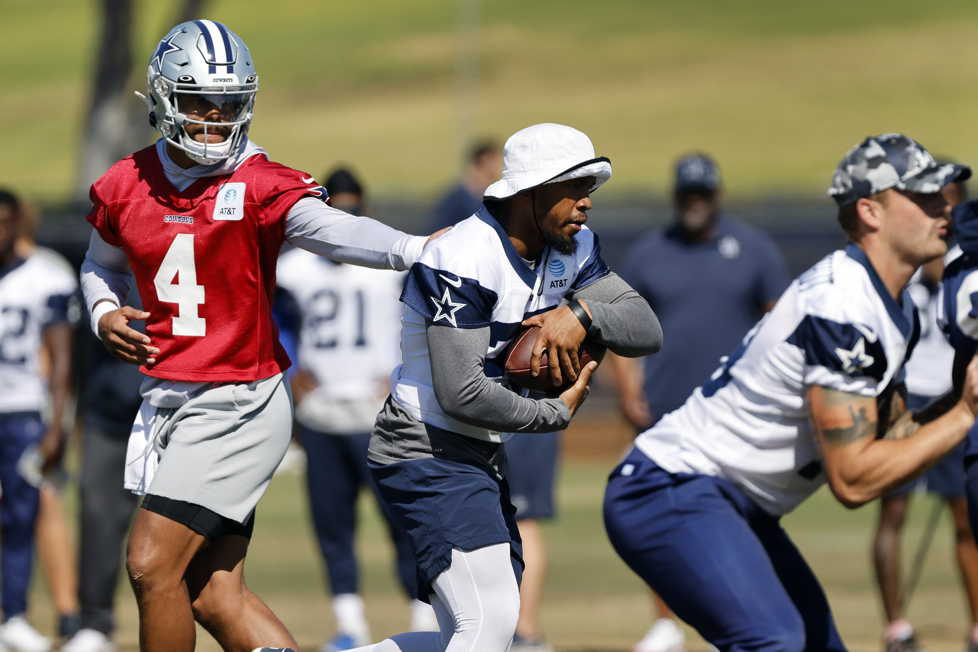 Local youth attend football camp hosted by Dallas Cowboys Ezekiel Elliott –  Mount Ayr Record News