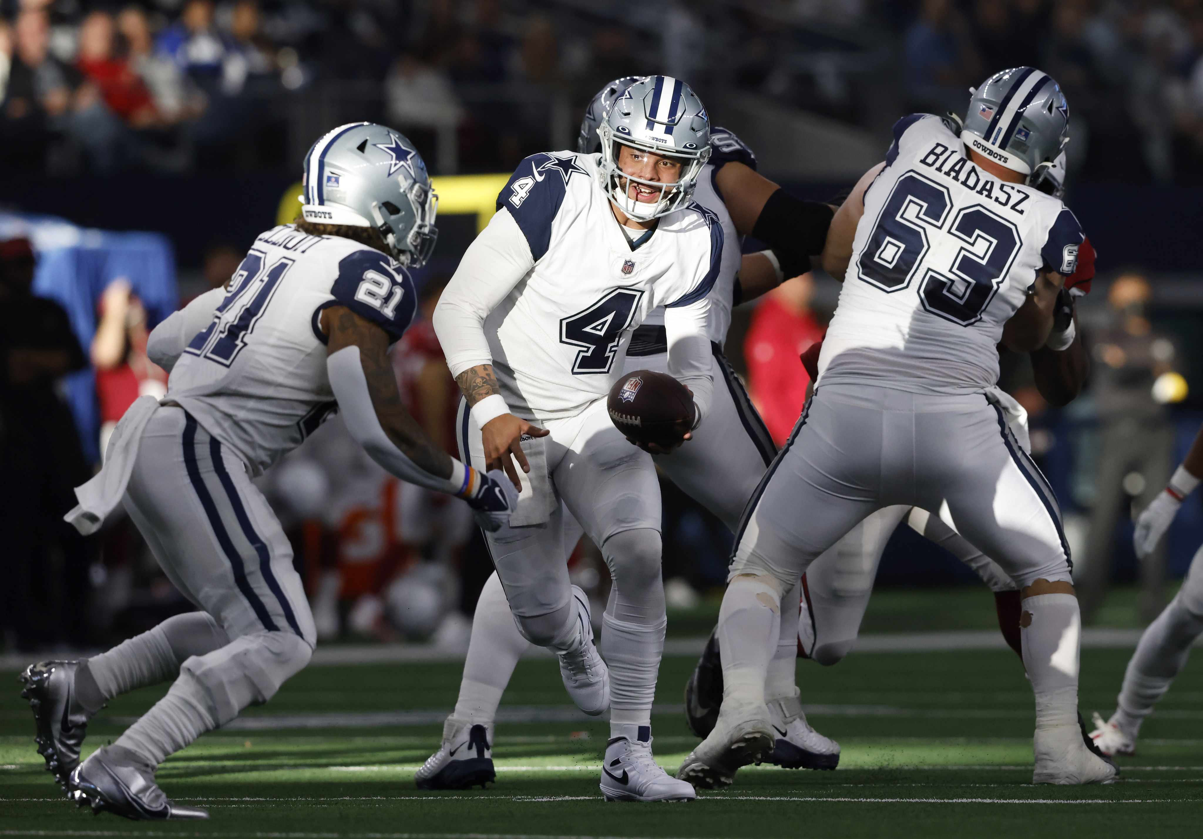 Arlington, United States. 02nd Jan, 2022. Dallas Cowboys Ceedee Lamb makes  a catch against the Arizona Cardinals during their NFL game at AT&T Stadium  in Arlington, Texas on Sunday, January 2, 2022.