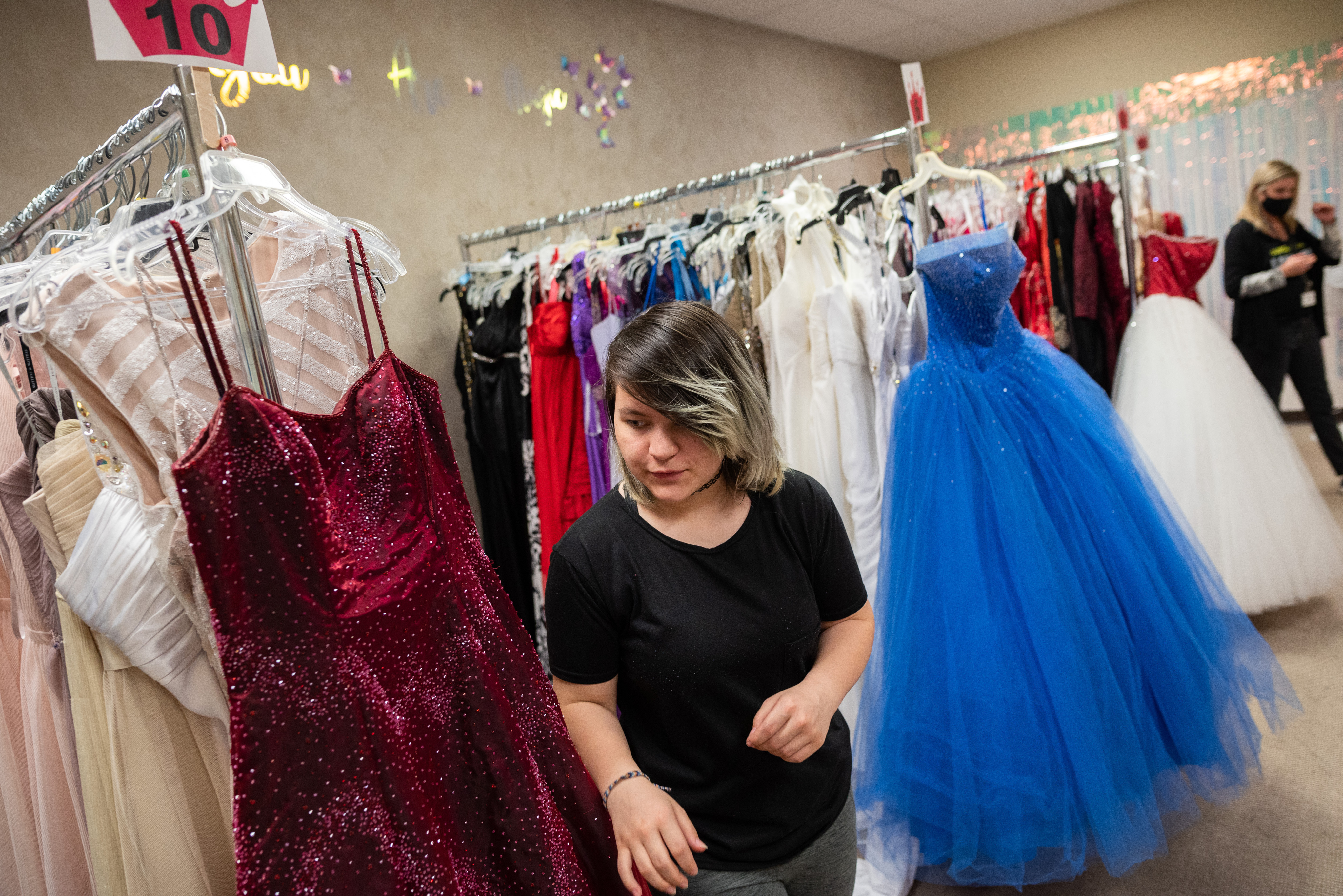 Vestidos de 'prom' gratis, a través de un programa de la Biblioteca Pública  de Dallas