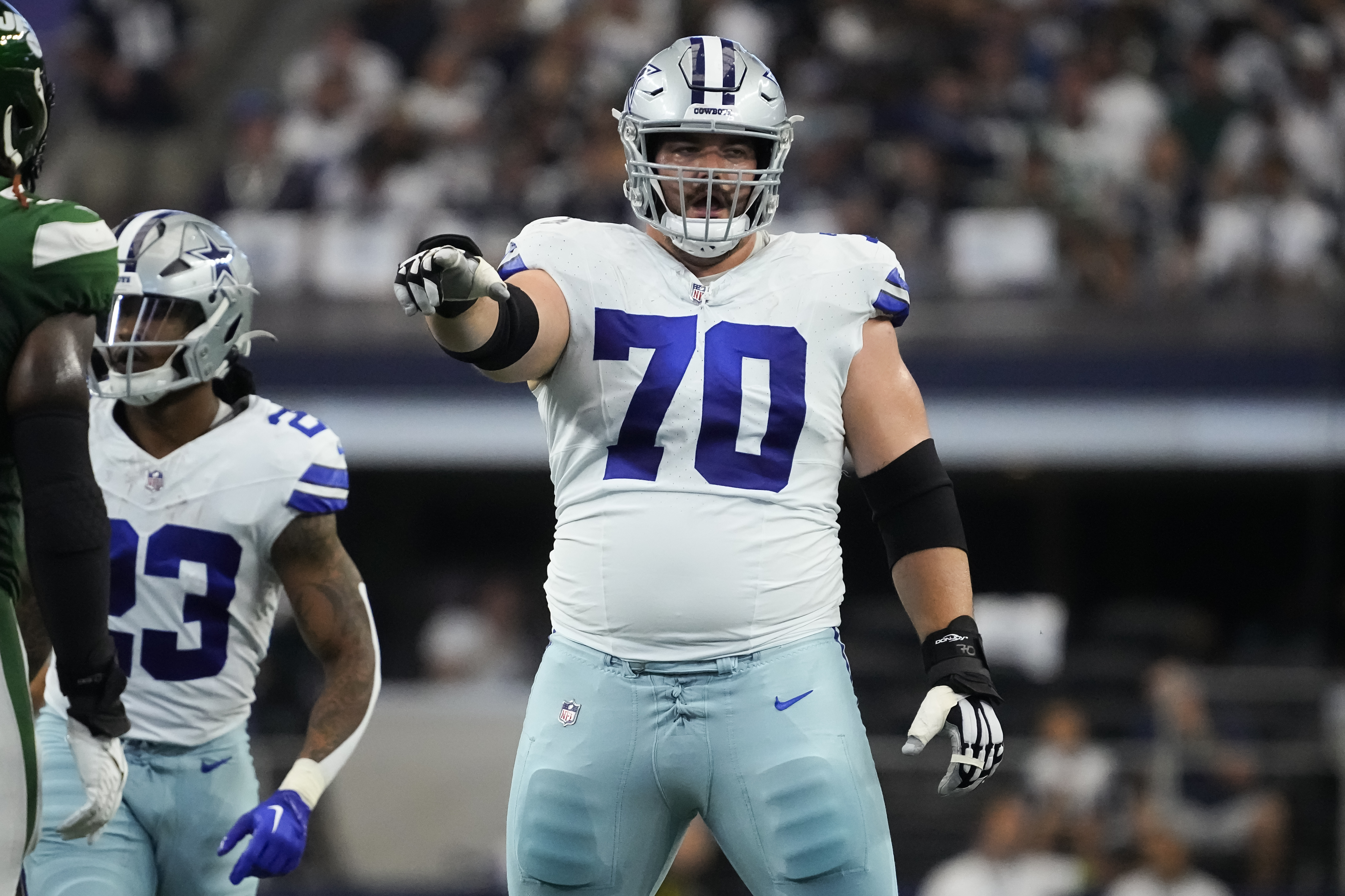 Cowboys RG Zack Martin seen favoring left leg, exits Patriots game