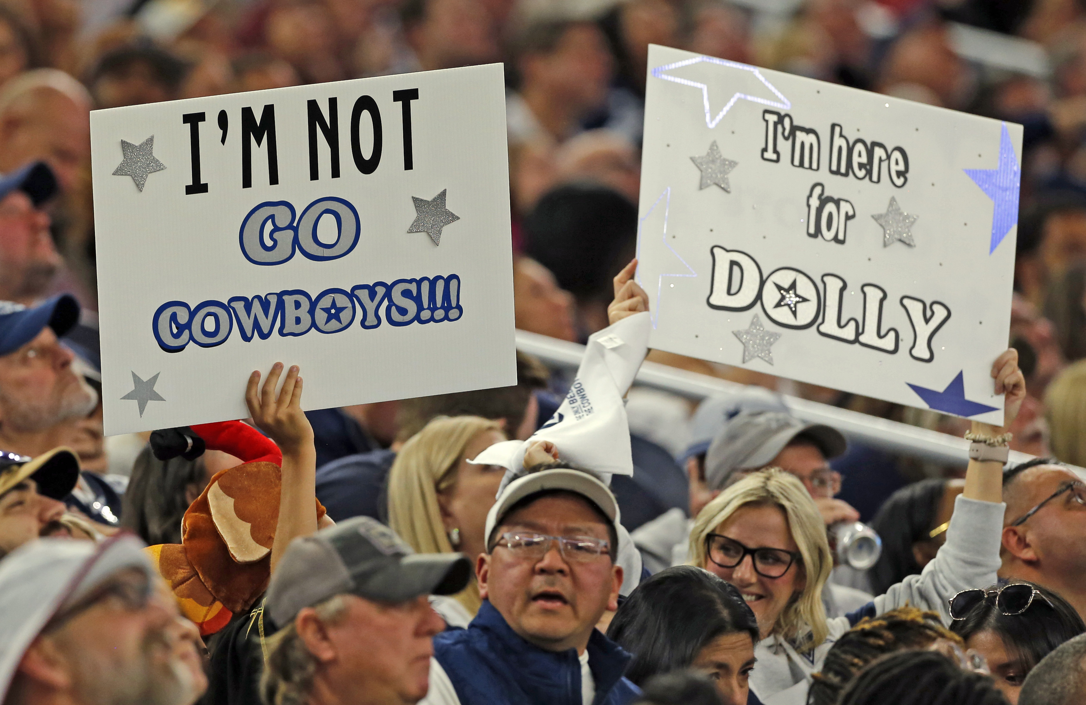 Did Dolly Parton's stage malfunction at Cowboys halftime show?