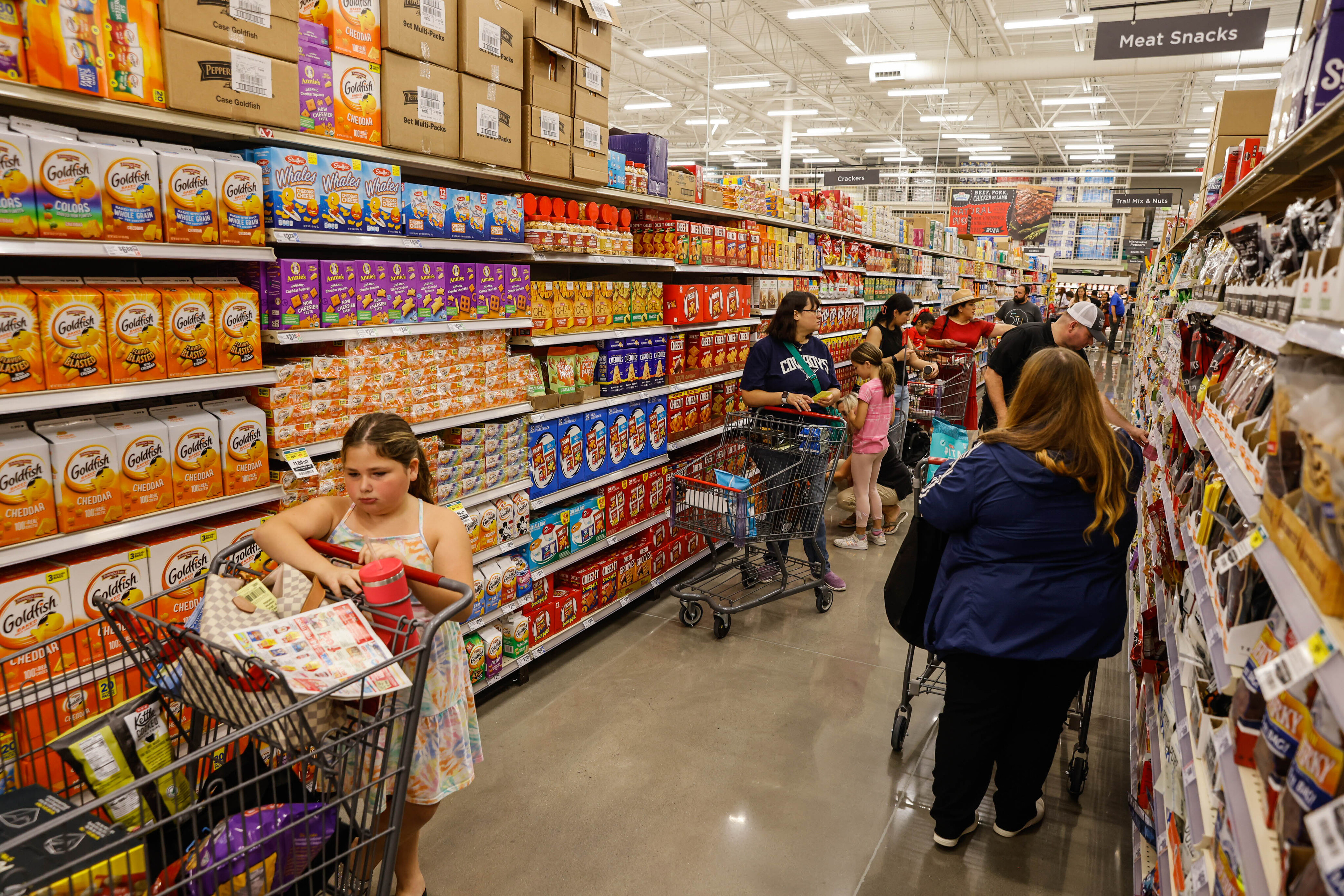 H-E-B shoppers wait in line for Frisco store's opening