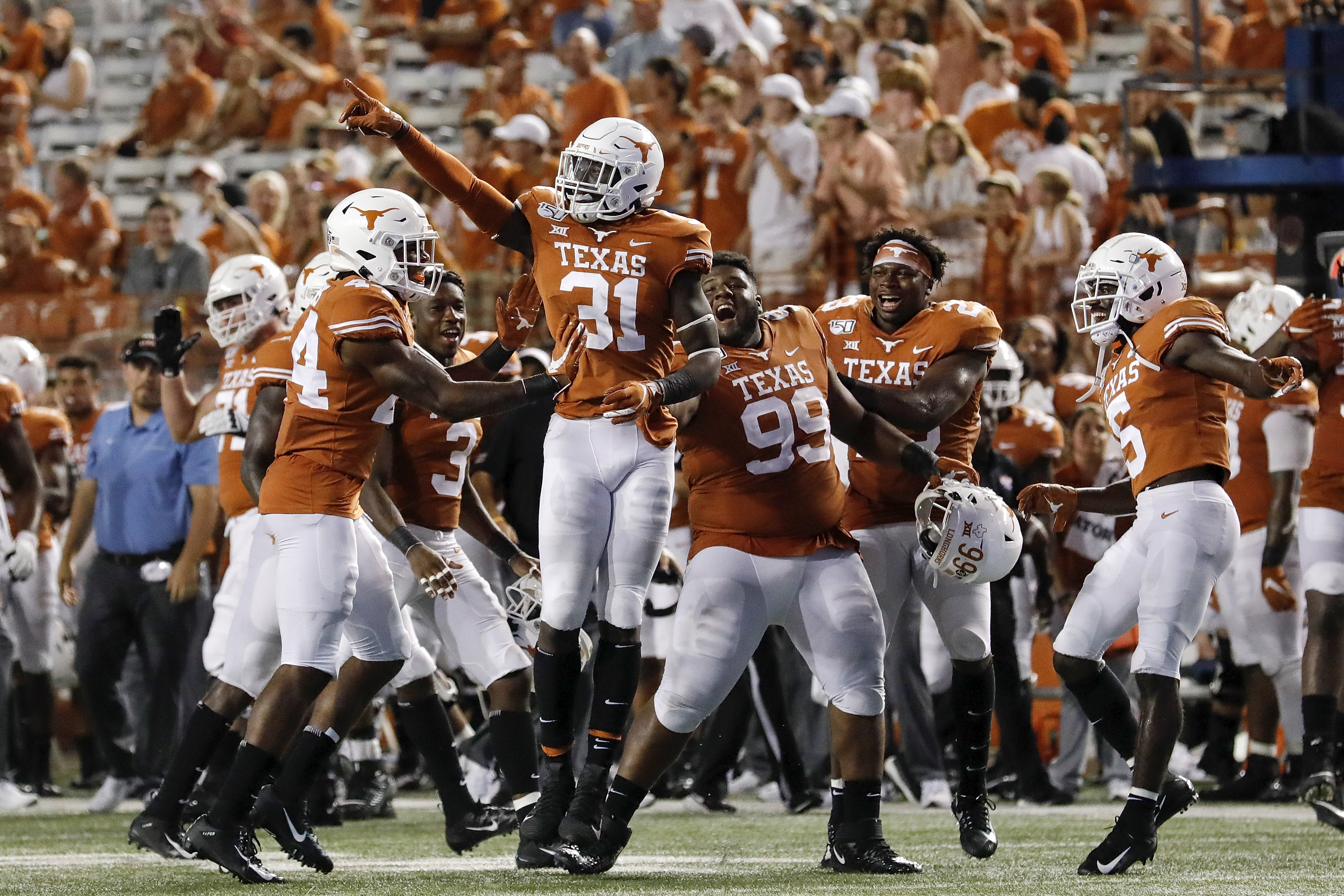 University of Texas Longhorns linebacker DeMarvion Overshown