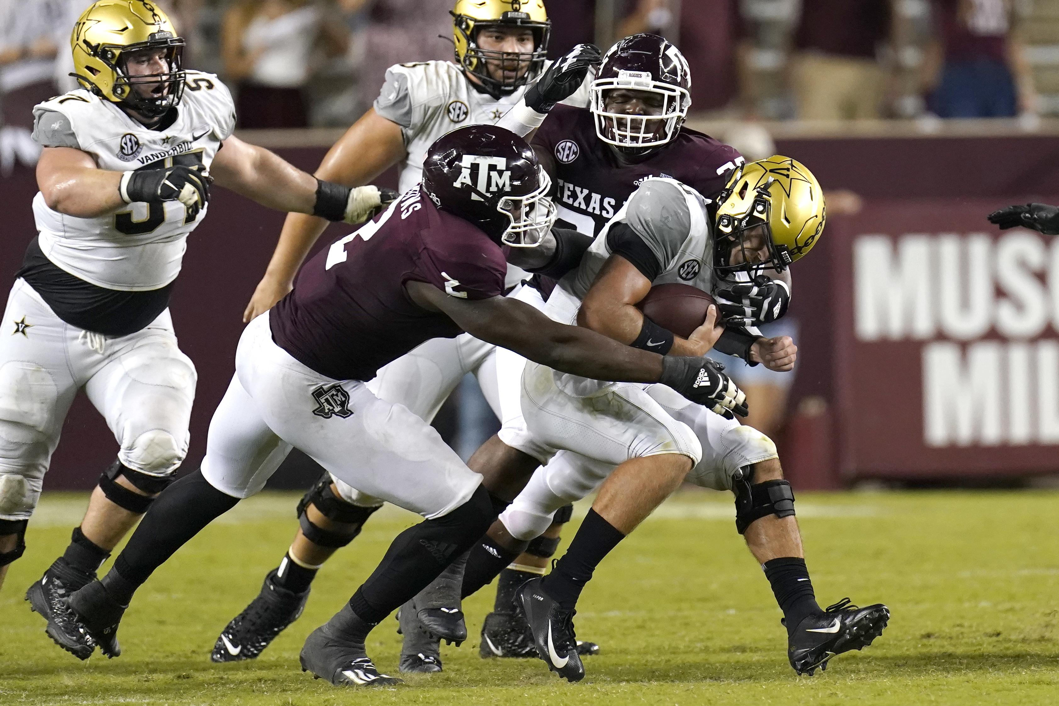 Texas A&M defensive lineman DeMarvin Leal declares for 2022 NFL draft