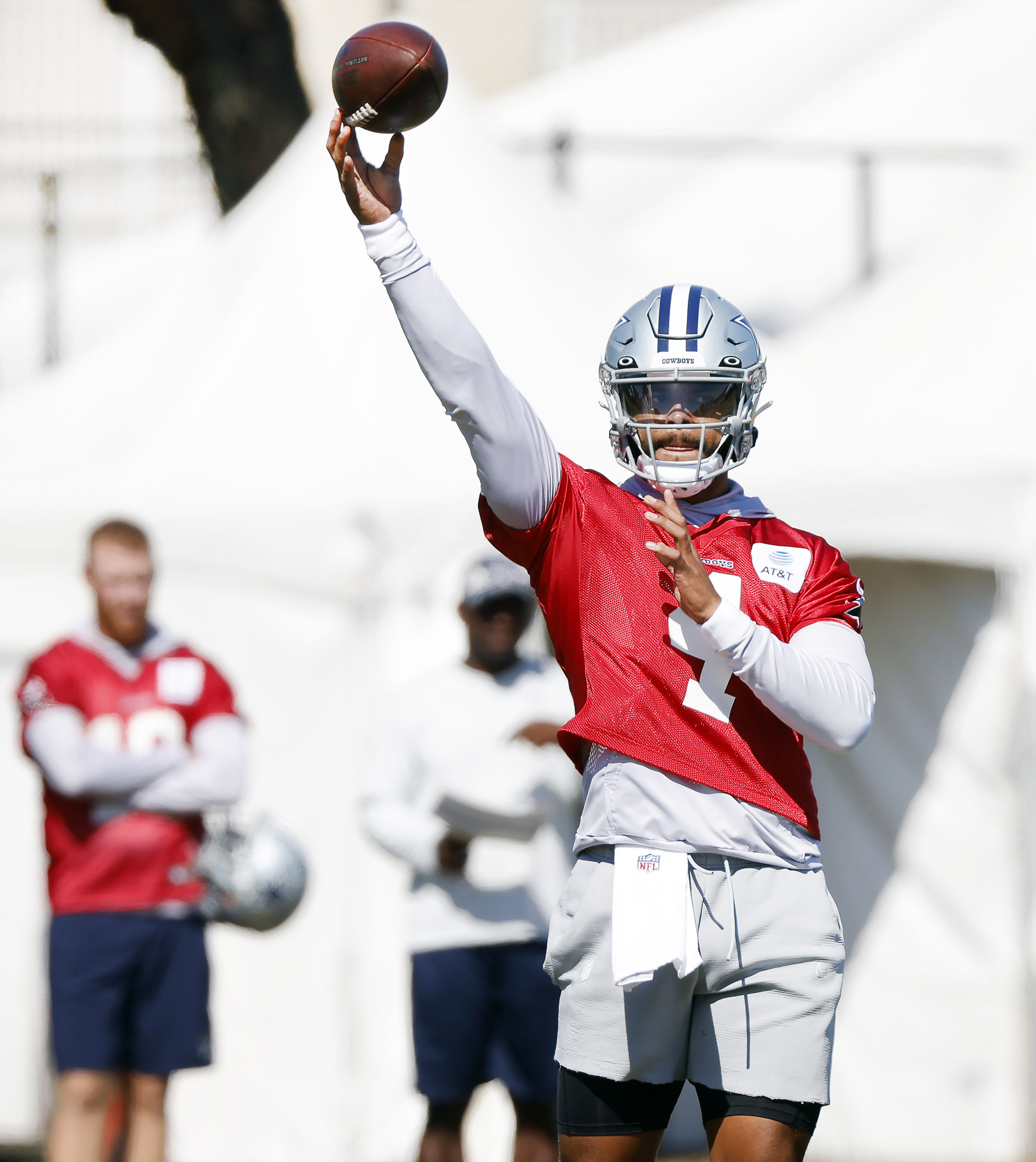 Cowboys camp photos: Dak Prescott, Ezekiel Elliott meet with volunteers as  Dallas breaks camp in Oxnard