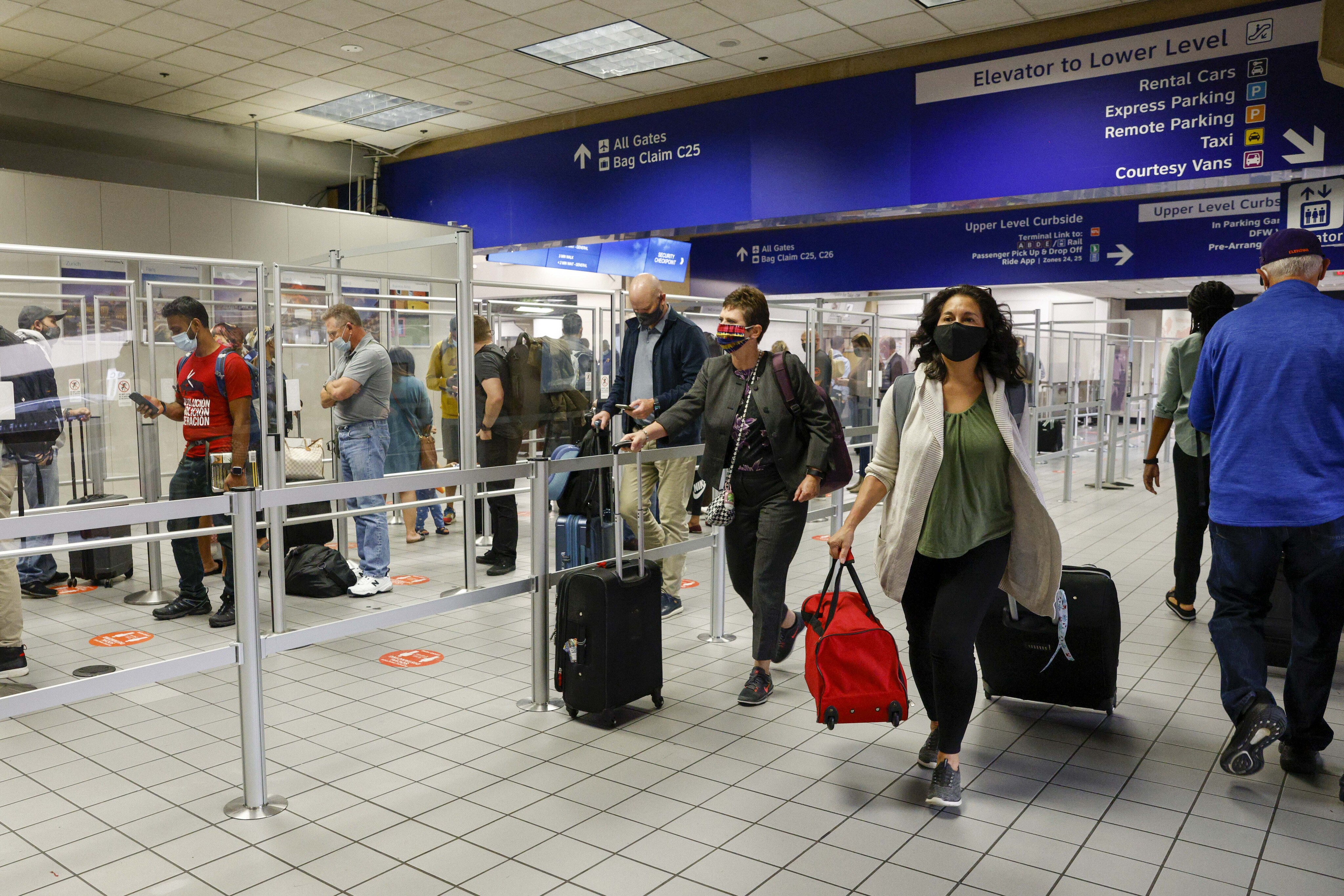 CBP incauta cargamento de imitaciones de bolsas de diseñador en el  aeropuerto de Dallas