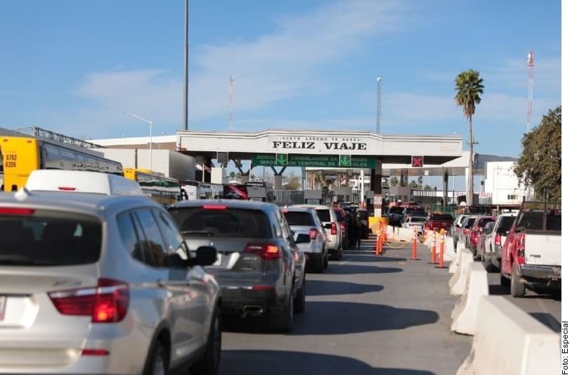 Caravanas de coches saturan cruce fronterizo en Laredo de regreso