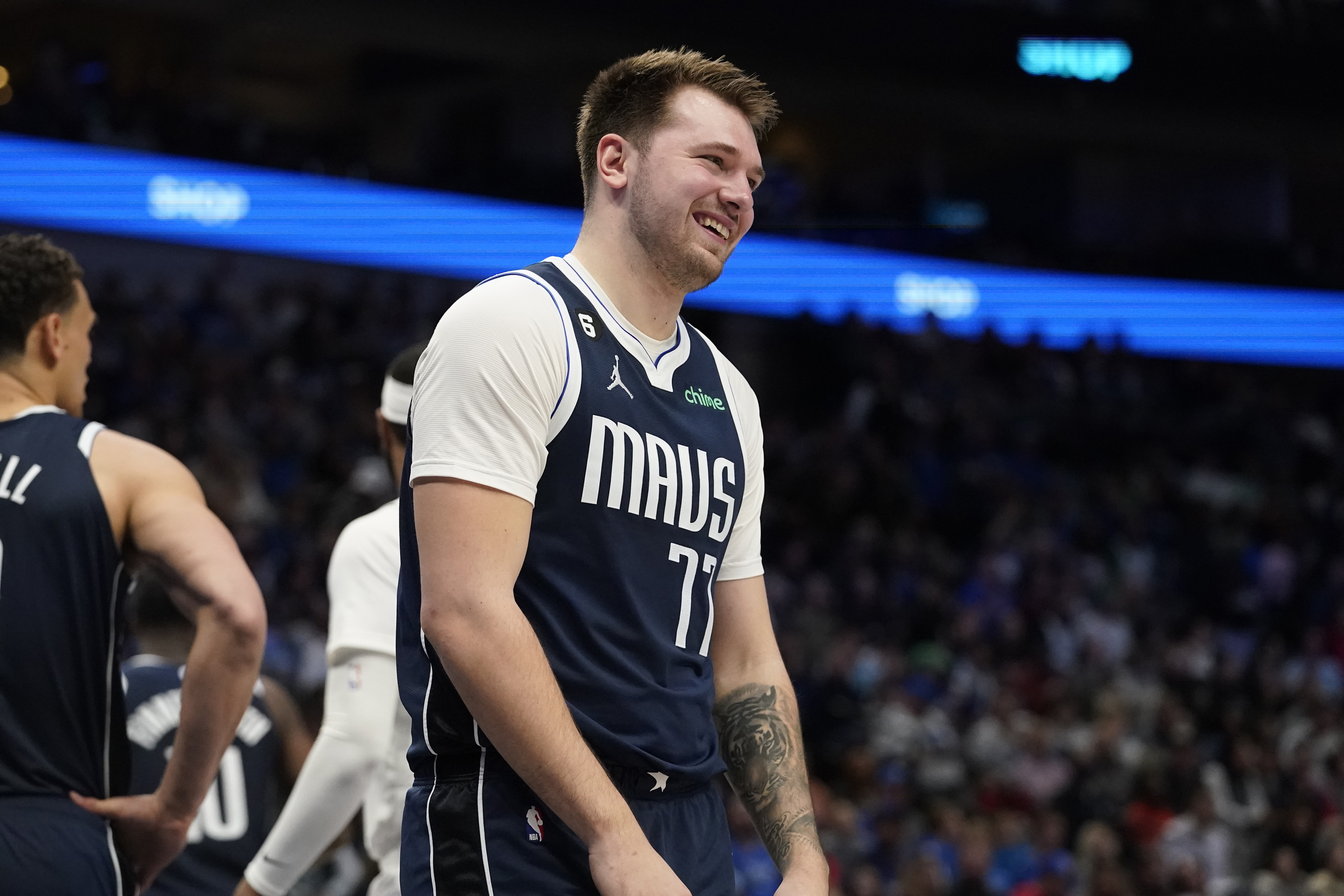 Clippers dominate Luka Doncic, Mavericks in Game 5 blowout