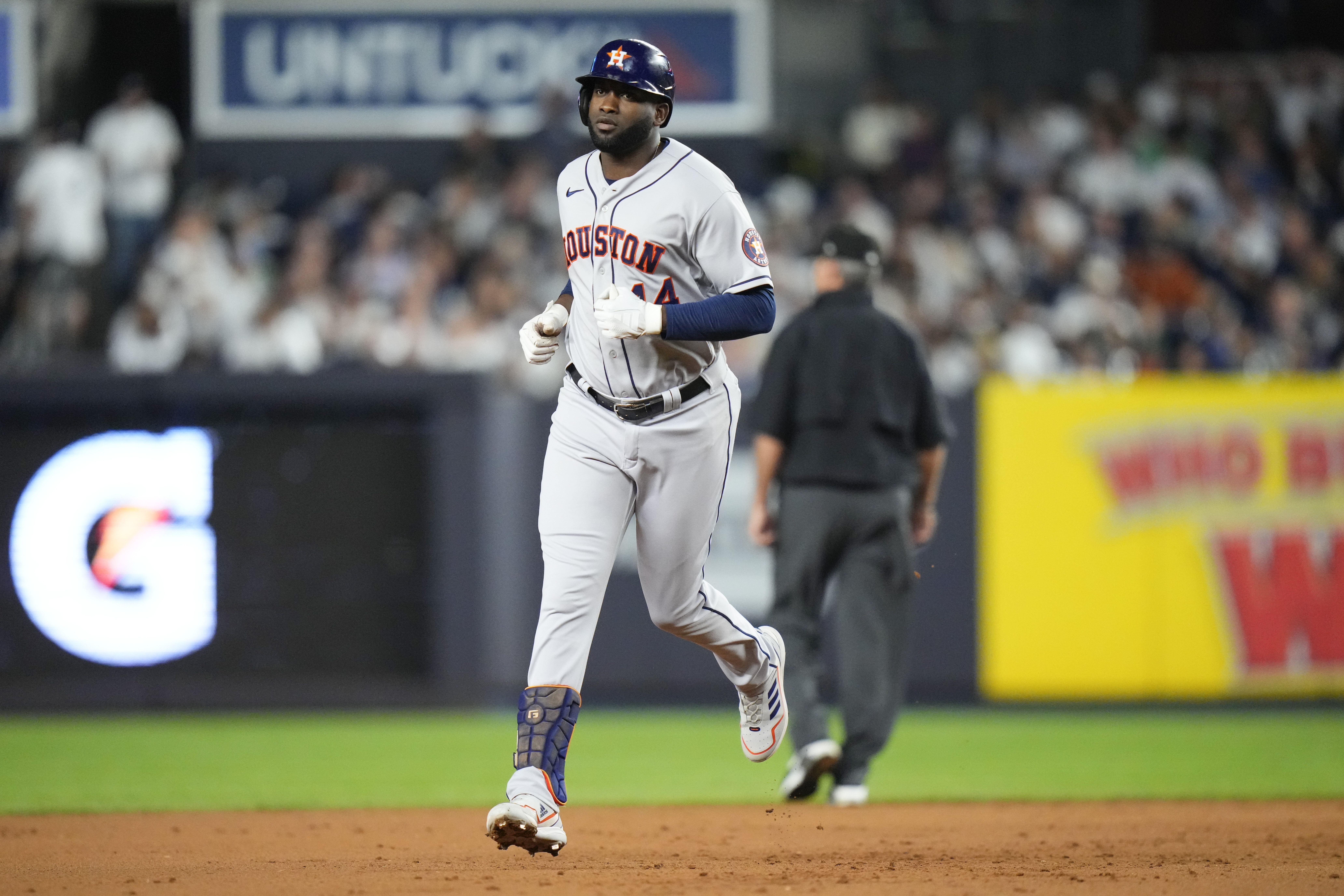 Yordan Alvarez homers, Astros bounce back with win over Yankees to keep  pace with Rangers