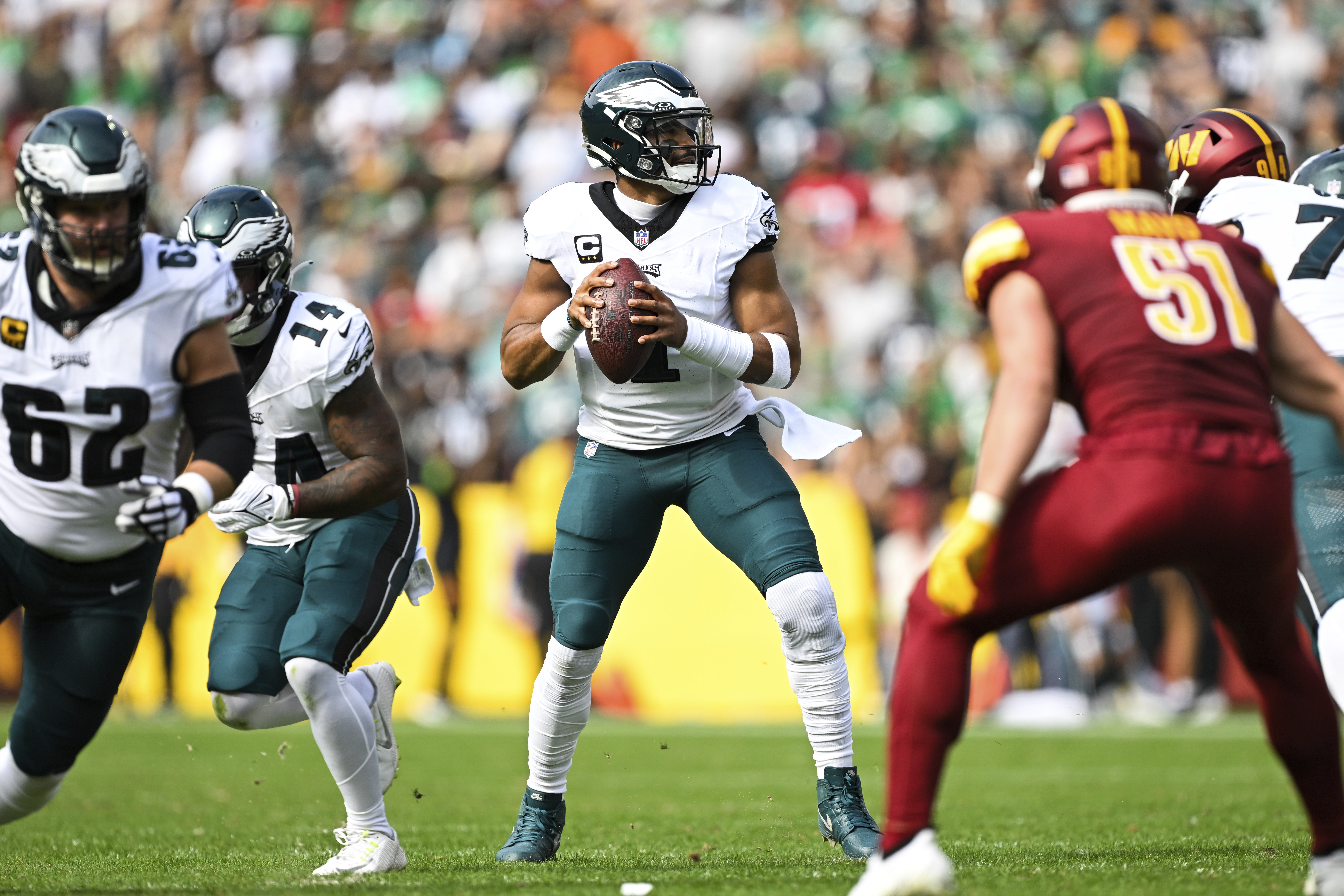 Jalen Hurts powers through knee injury as Eagles beat Commanders, improve  to 7-1