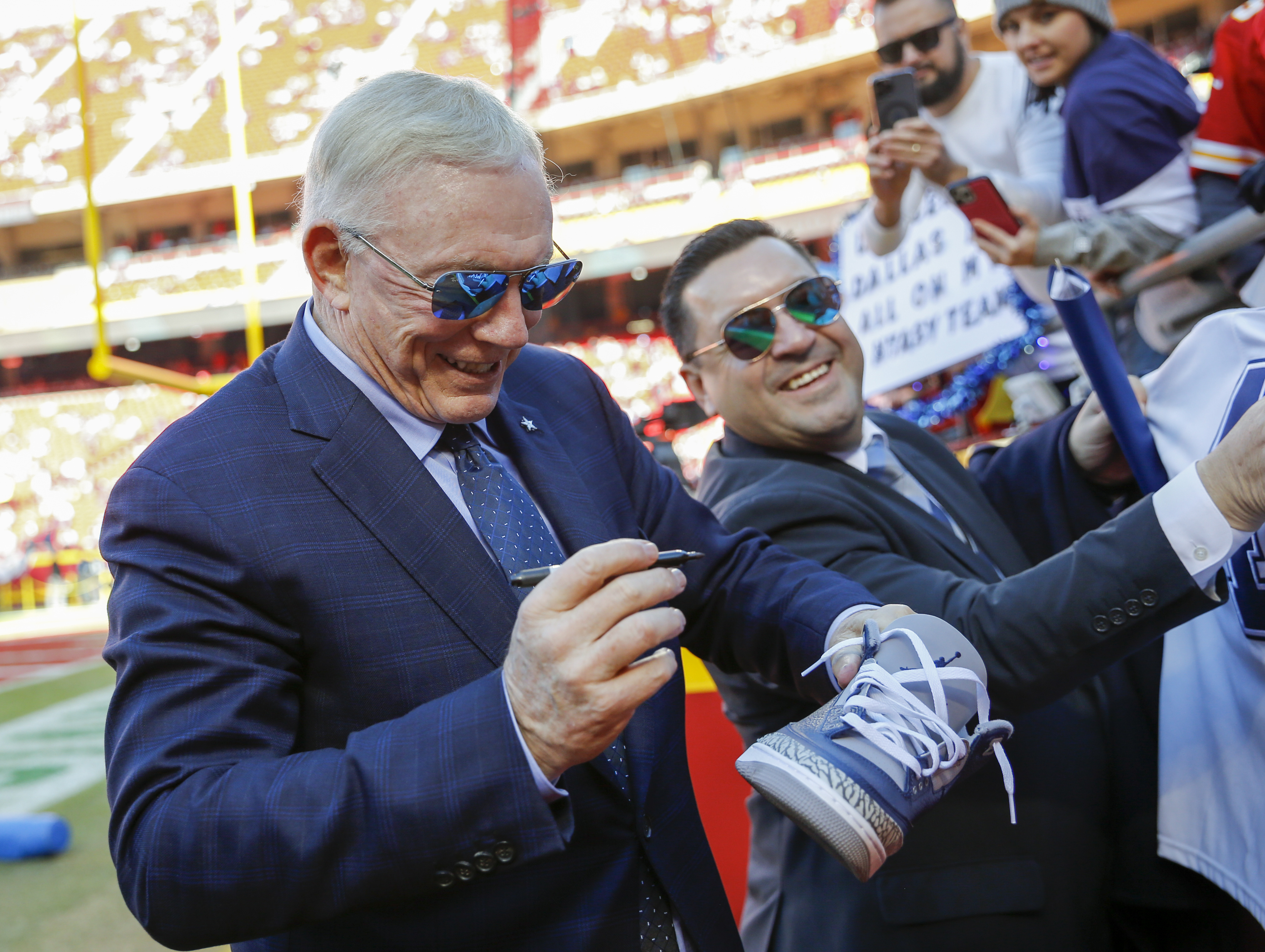 Jerry Jones rips unvaccinated Amari Cooper for missing games