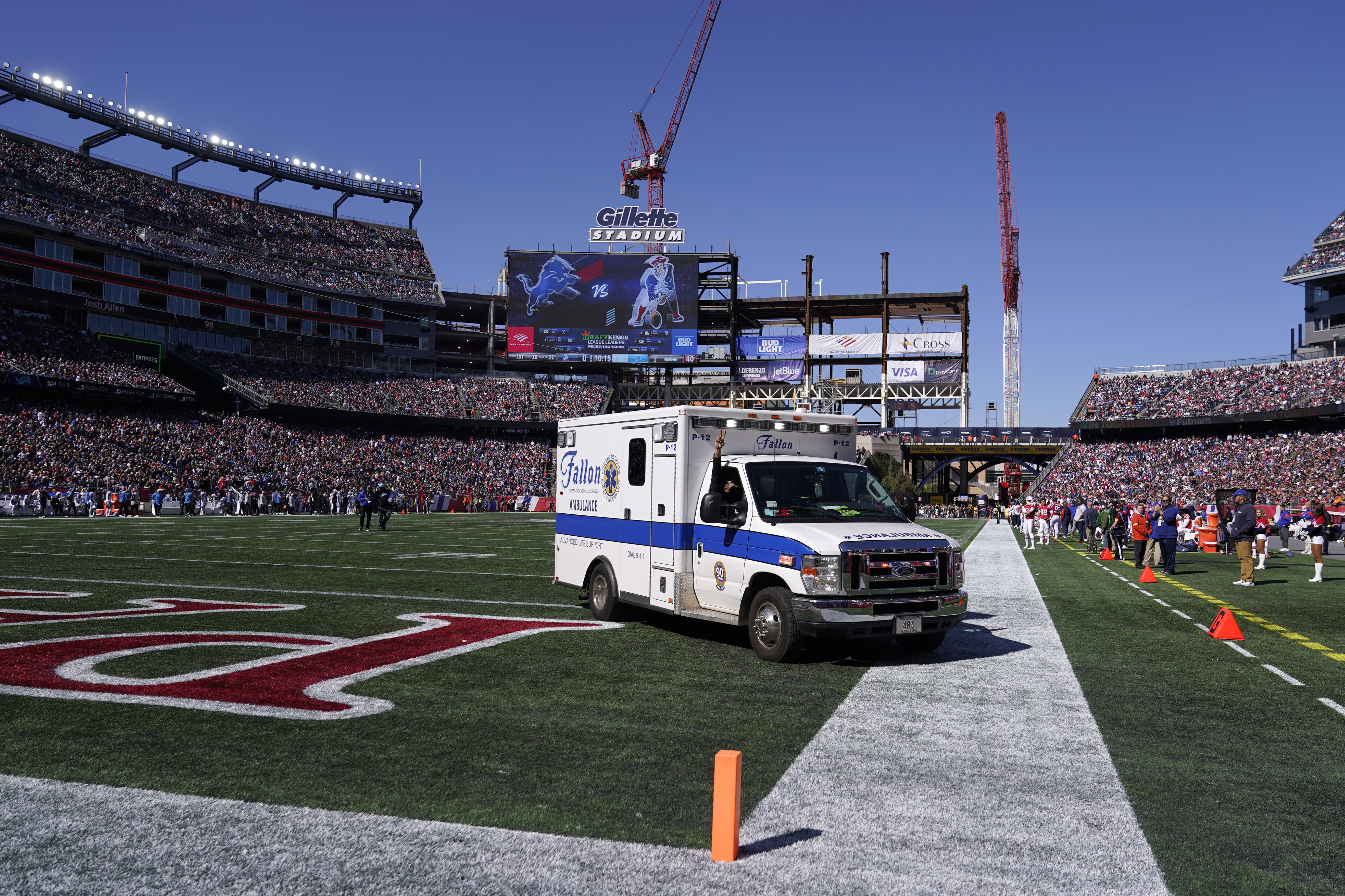 Detroit Lions DB Saivion Smith carted off field vs. New England Patriots