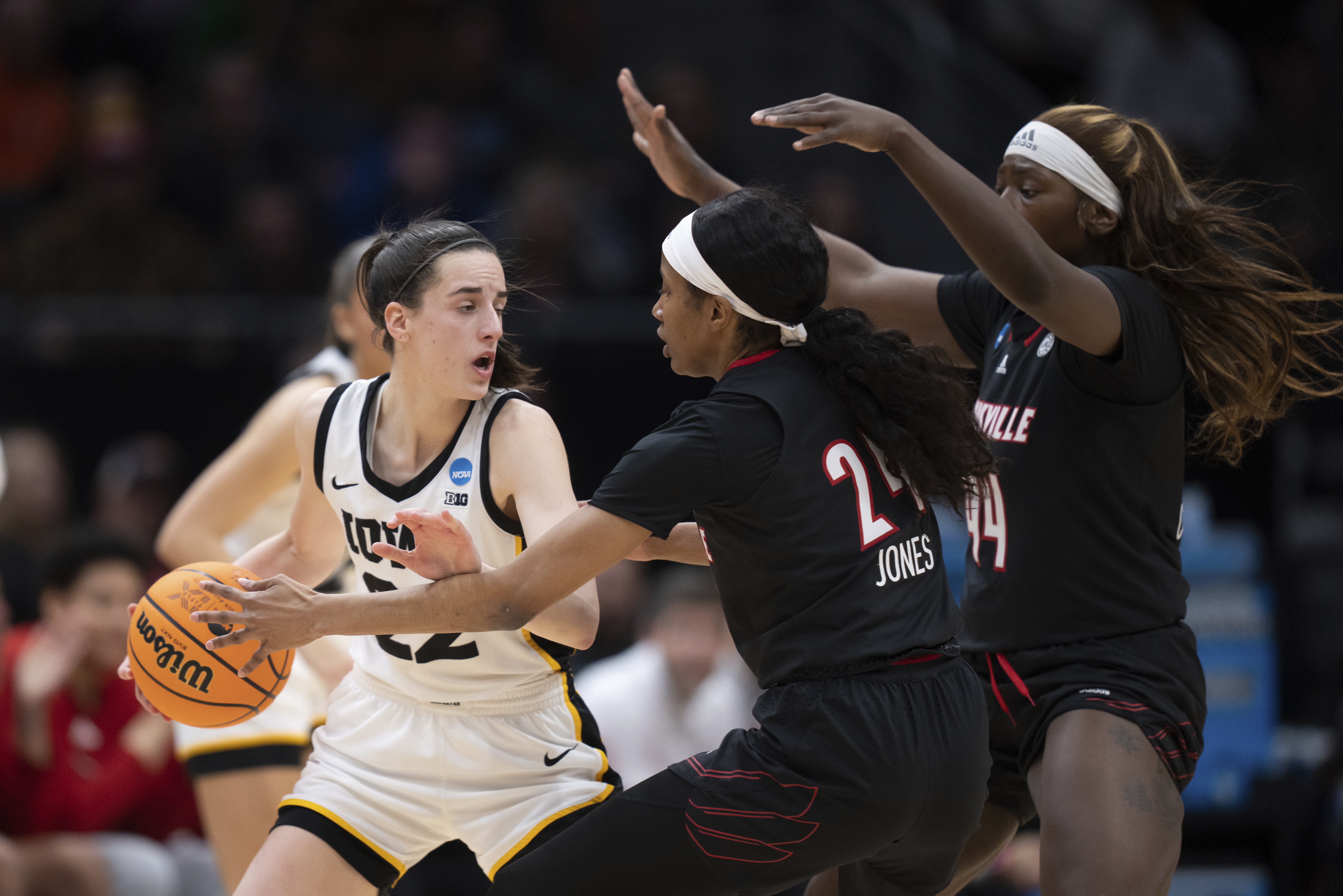 Caitlin Clark leads Iowa Hawkeyes to first Final Four since 1993