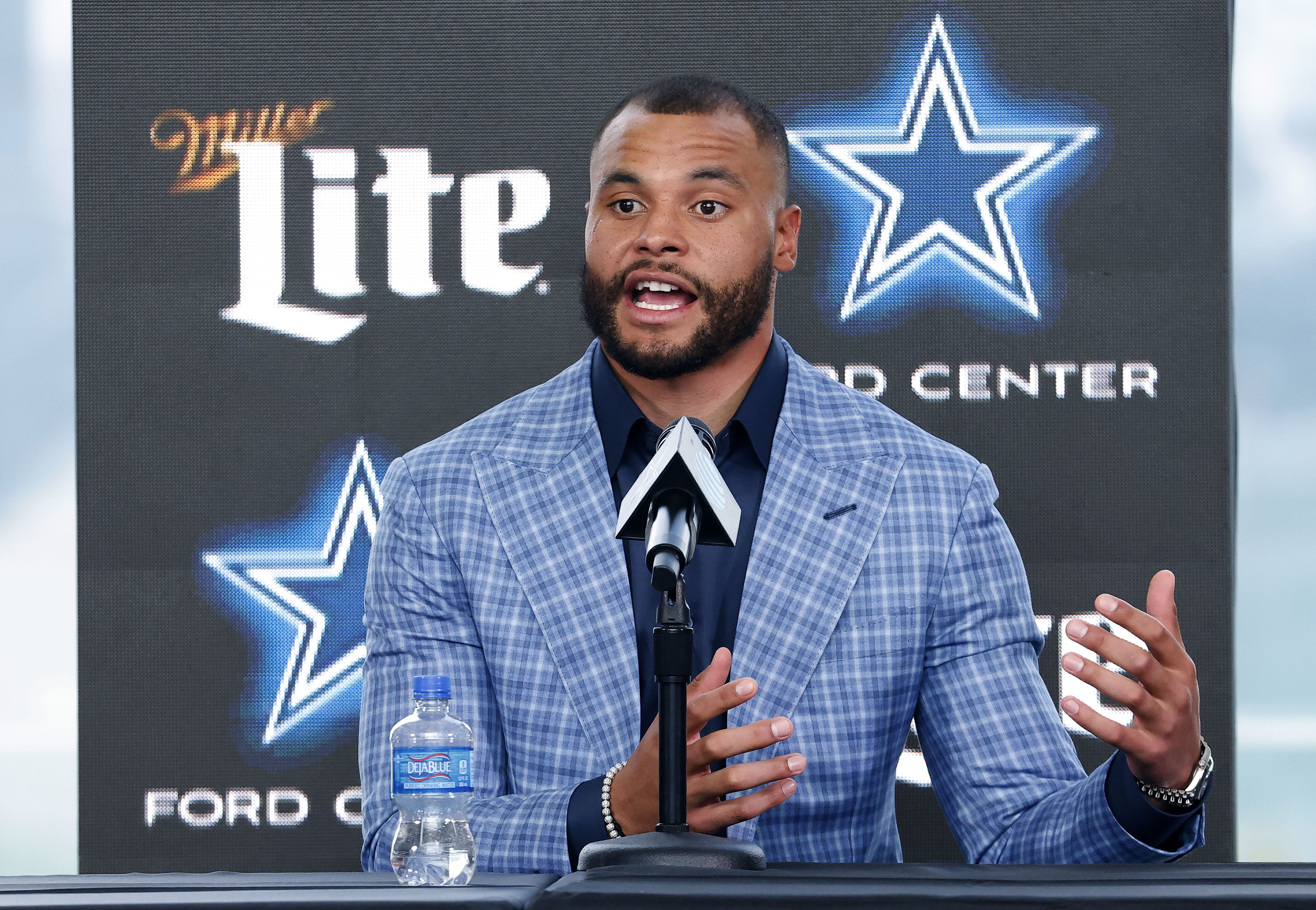 Jerry Jones' response on expectations with Dak Prescott out