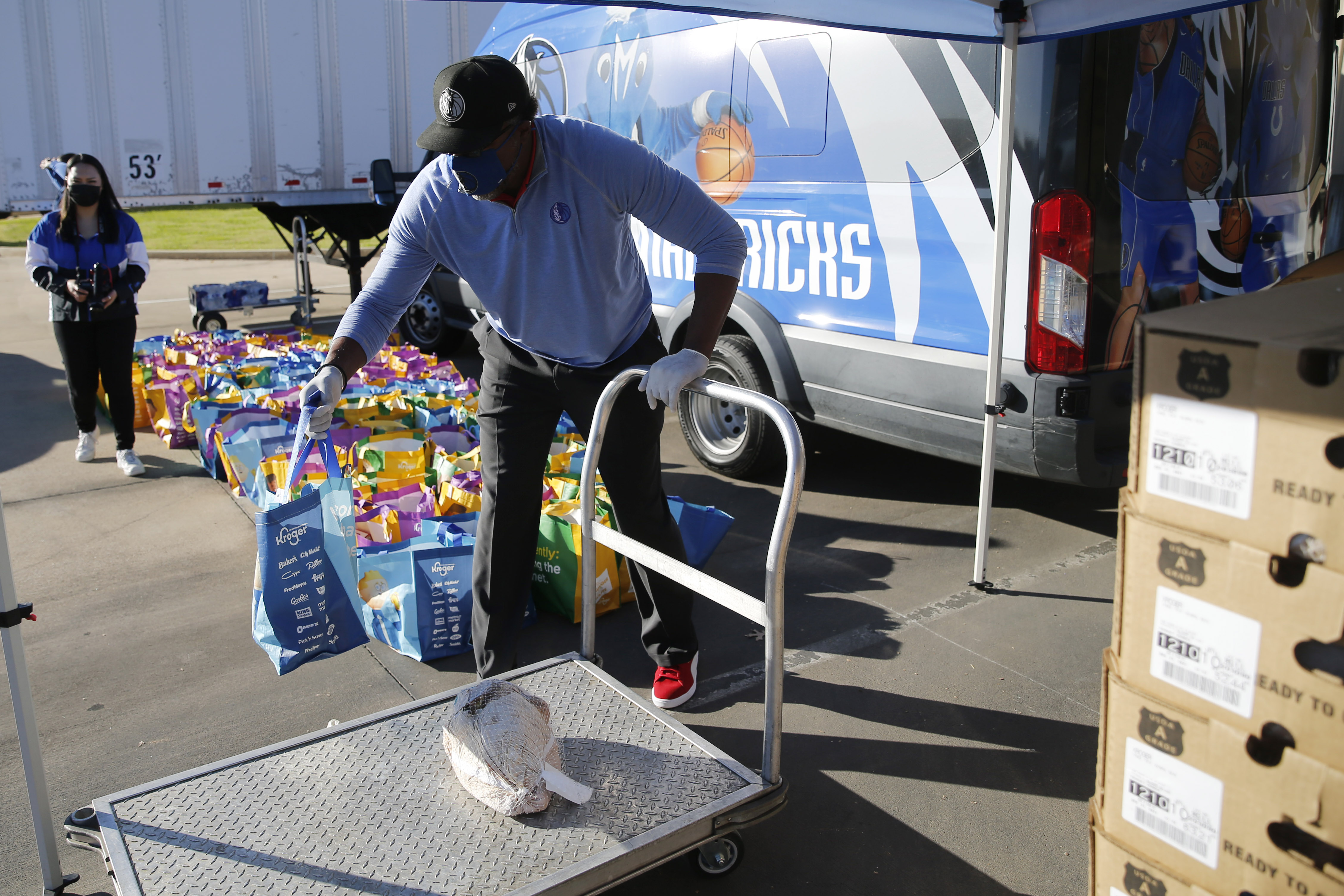 Dallas Mavericks Players Pass Out 200 Thanksgiving Meals To Vulnerable Families In Mesquite