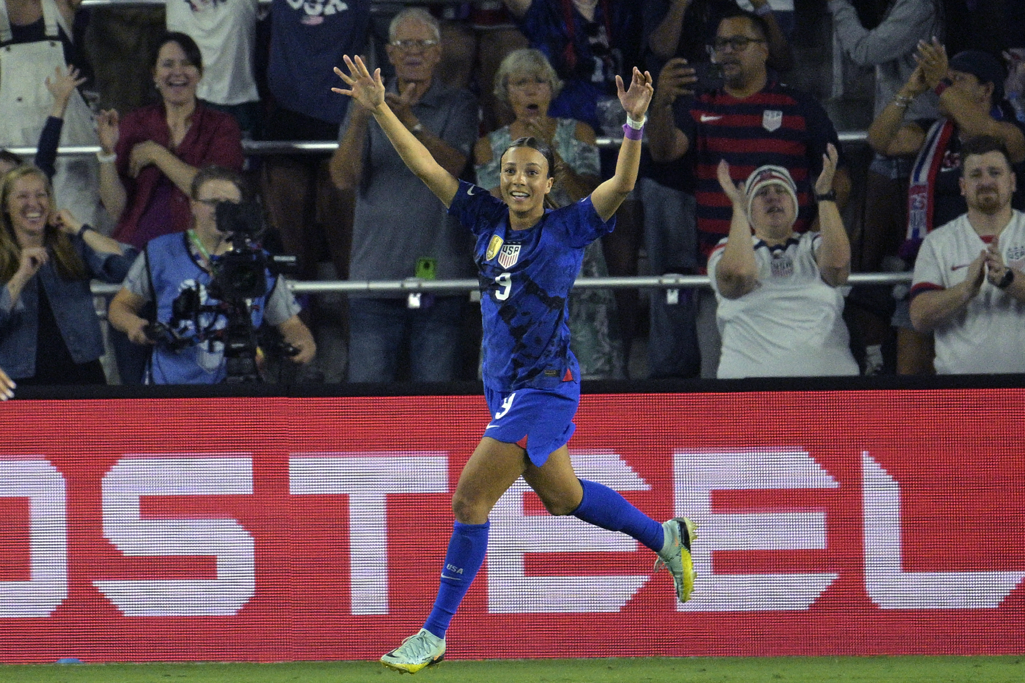 Mallory Pugh watches Swanson, 07/12/2019