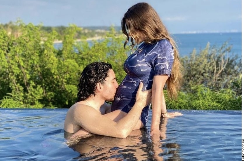 Alex Fernández y su esposa Alexia presumen el embarazo desde la playa