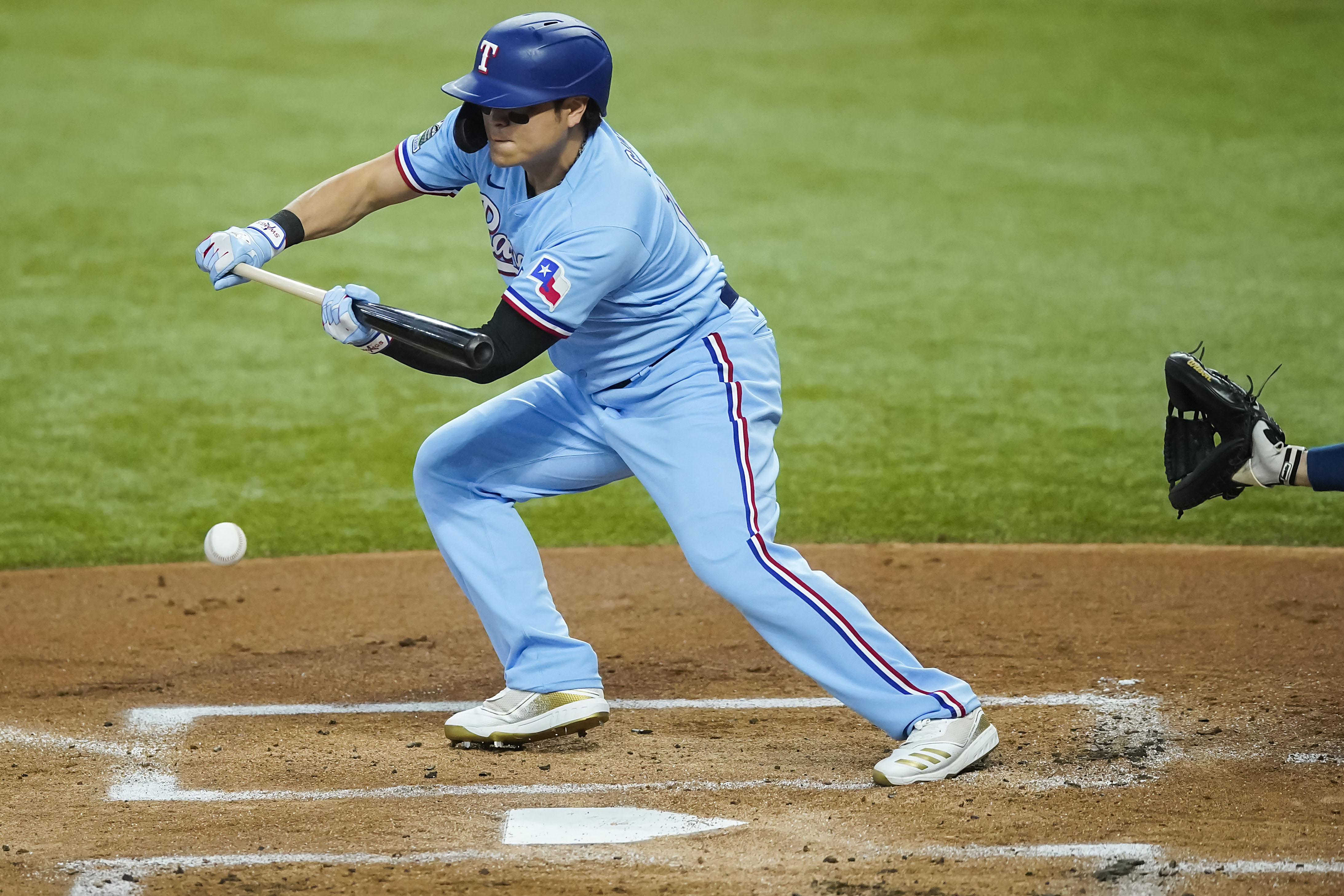 In emotional season finale, Shin-Soo Choo legs out bunt single in likely  his final Rangers at-bat