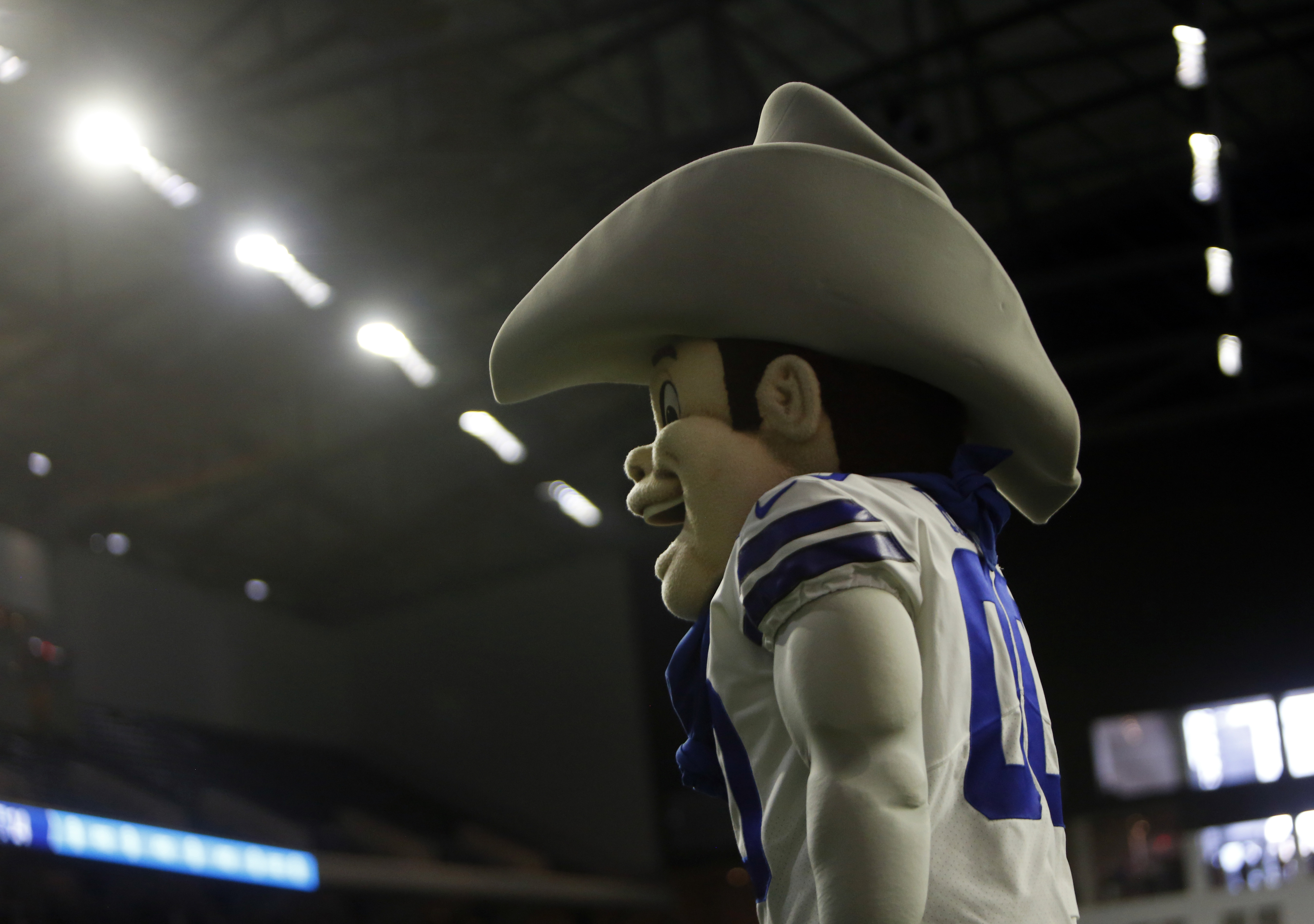 Dallas Cowboys quarterback Dak Prescott (4) scrambles before throwing a  pass during an NFL football game against the Detroit Lions in Arlington,  Texas, Sunday, Oct. 23, 2022. (AP Photo/Tony Gutierrez Stock Photo - Alamy