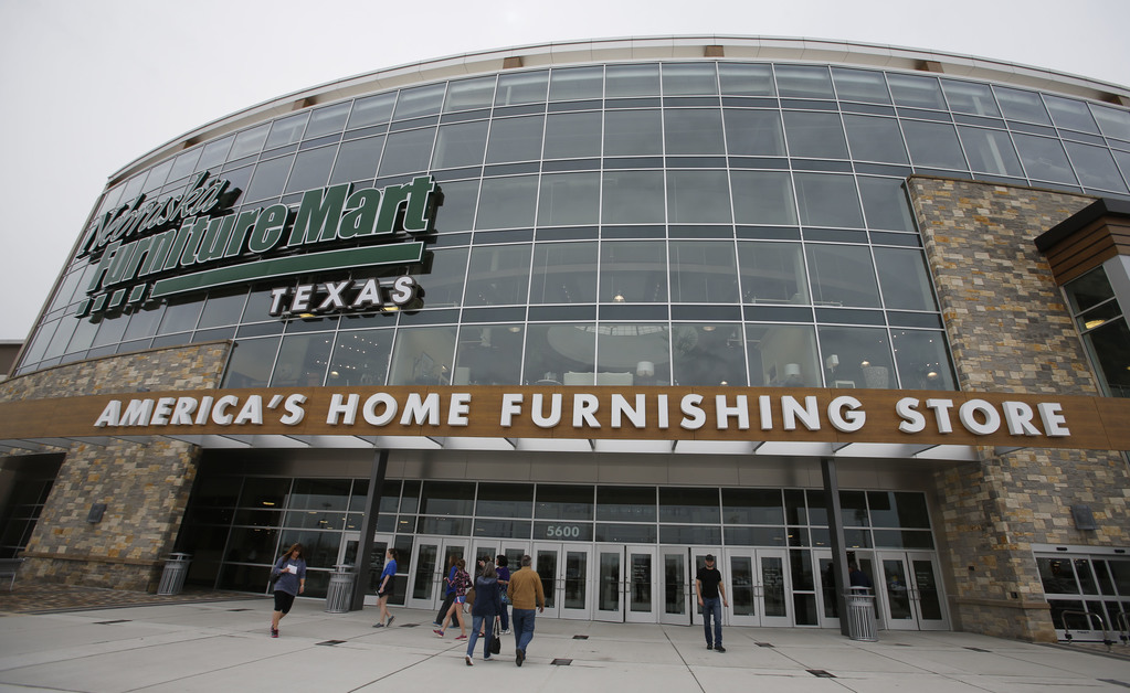 Irving: Nebraska Furniture Store aumenta salario de sus empleados a $23 la  hora