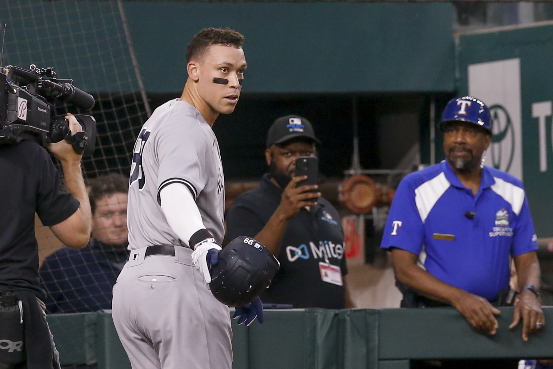 How much could Aaron Judge's 62nd home run ball be worth? This Dallasite  could learn soon